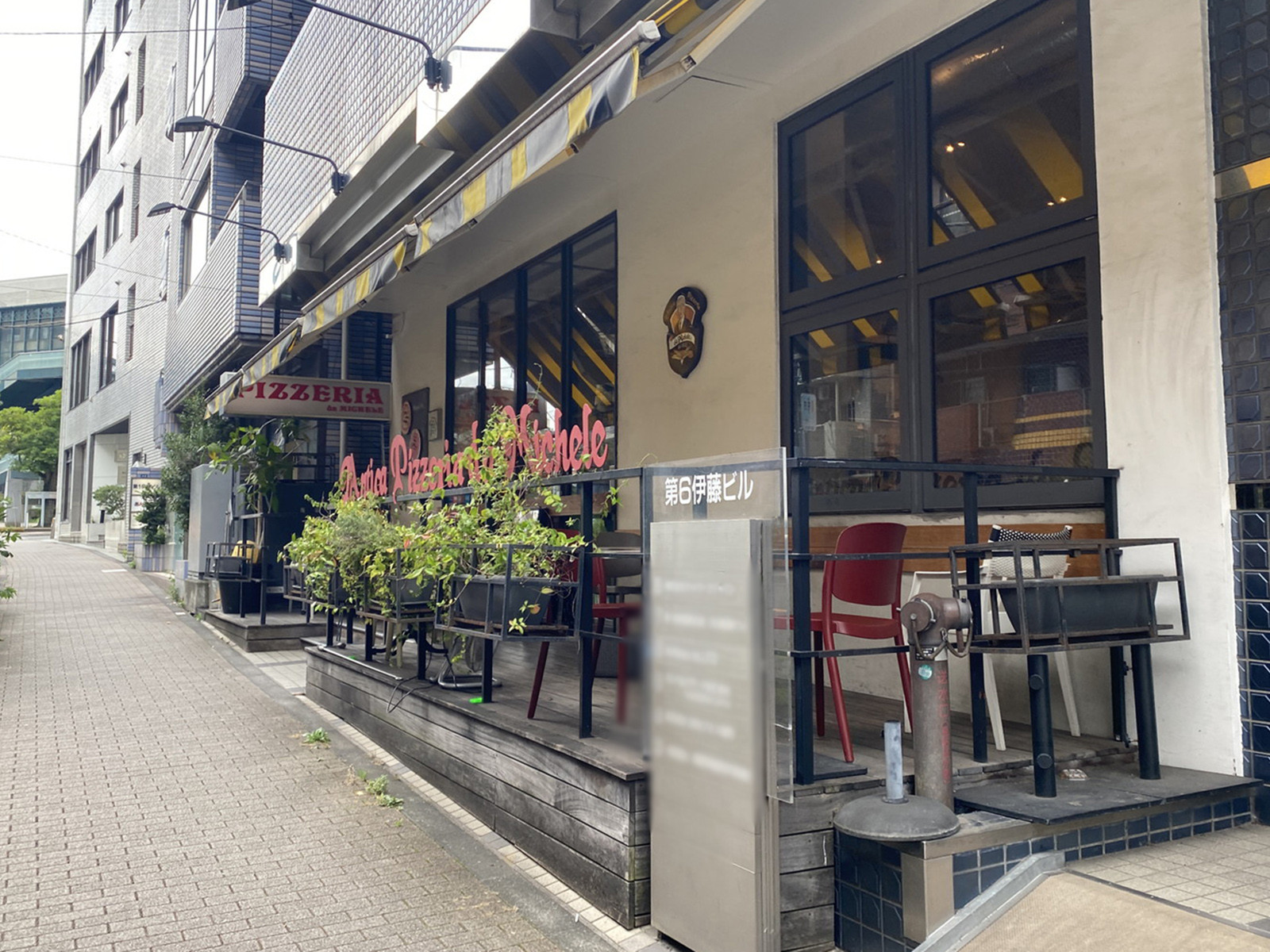 周辺は飲食店が点在