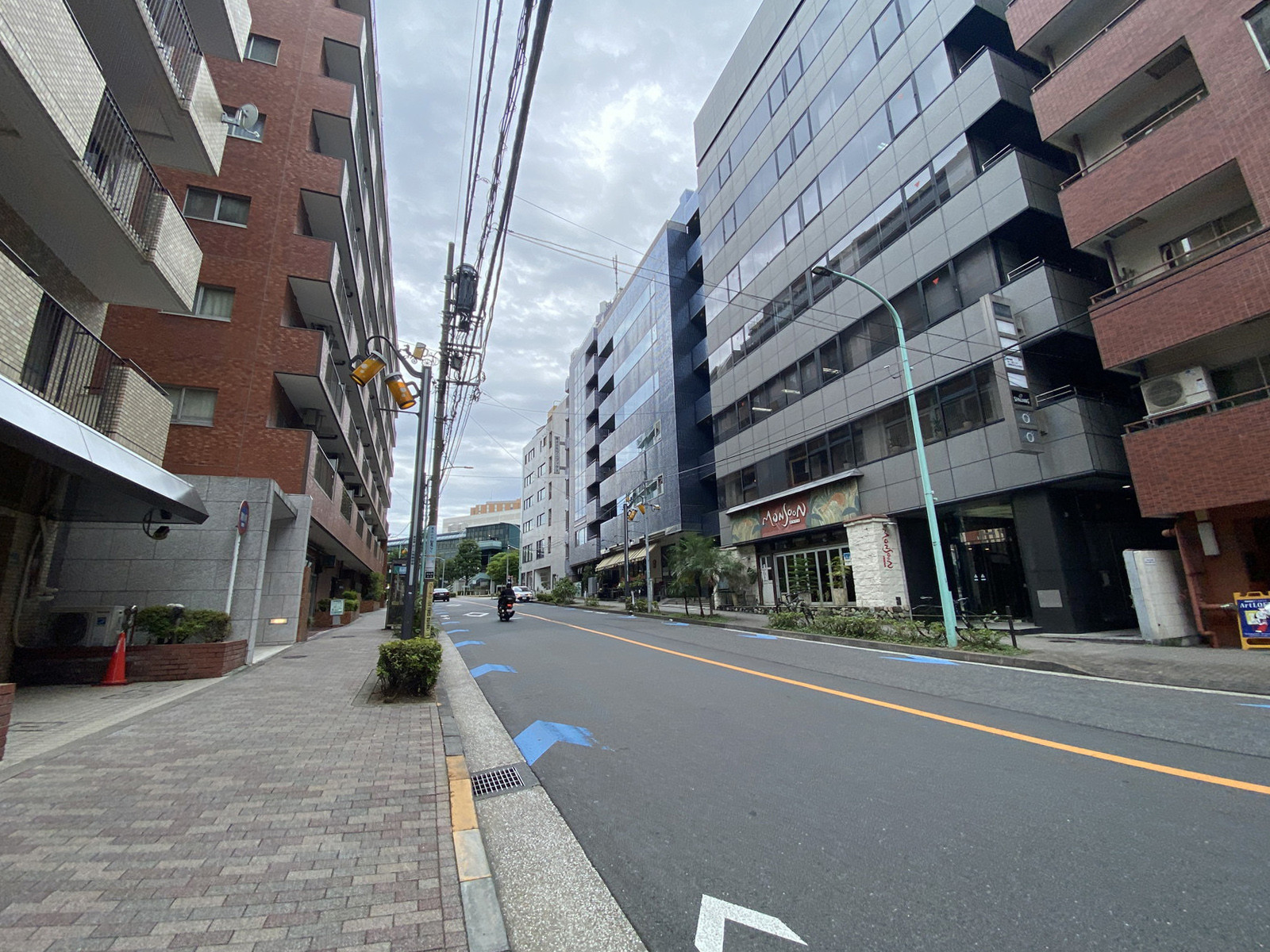 パティオクワトロ前面の通り