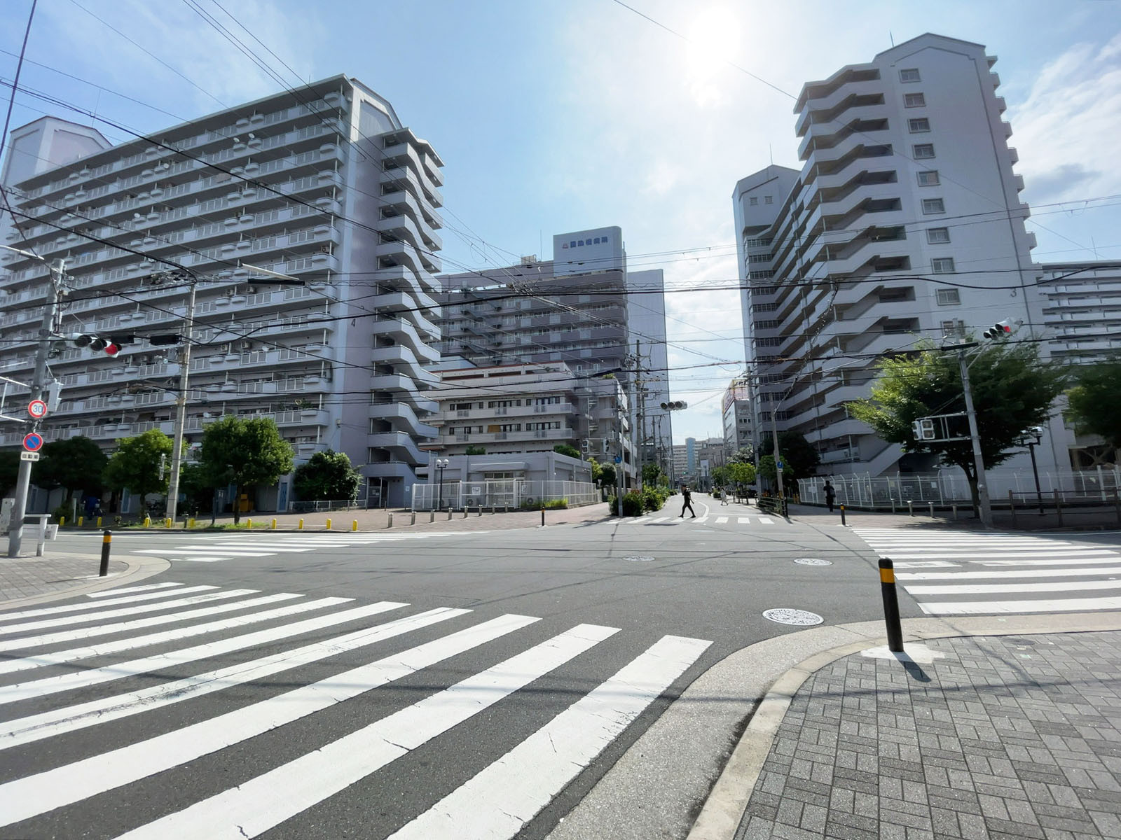 リヴィエール川西前面の通り