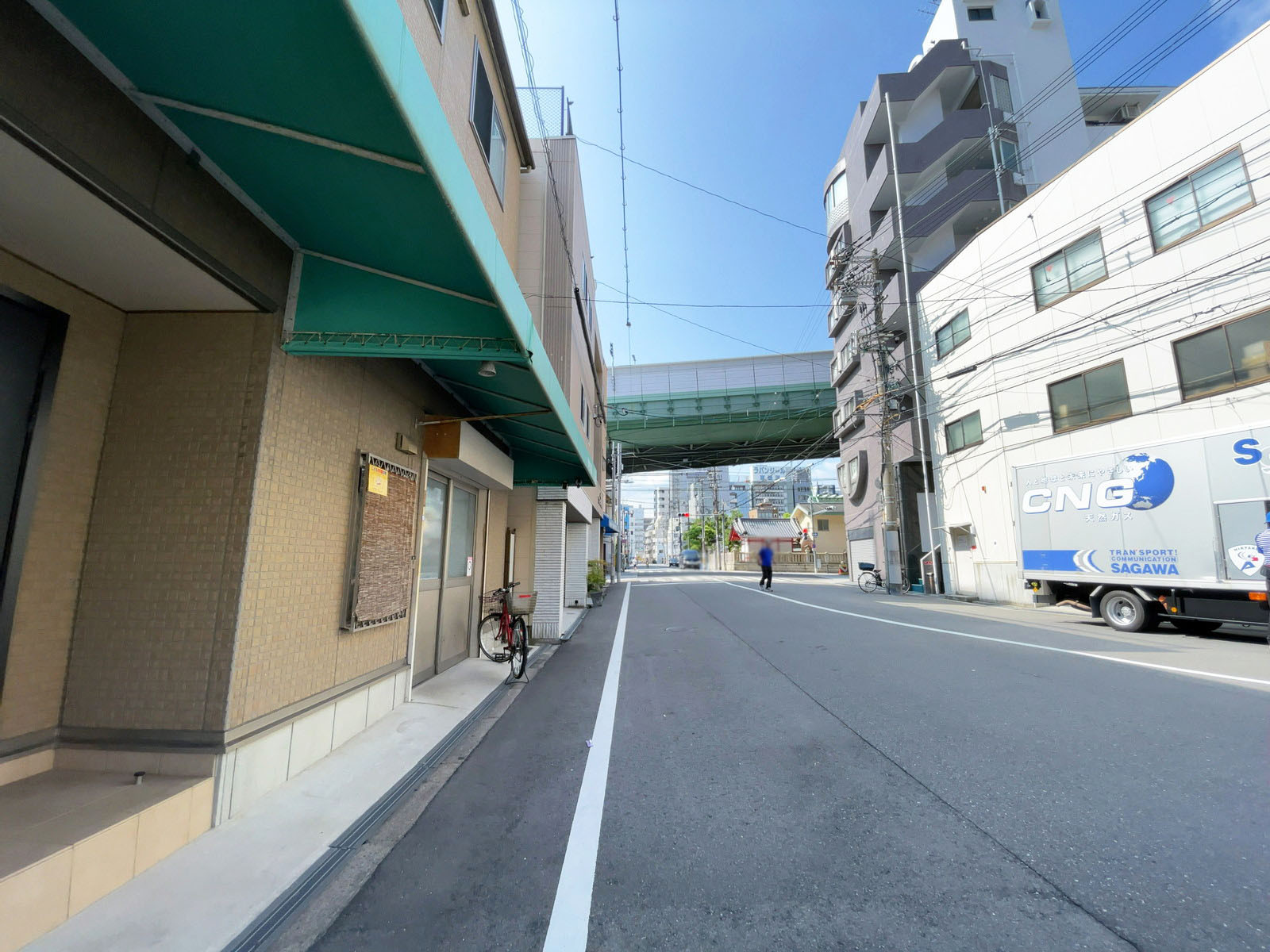 伸和ビル前面の通り