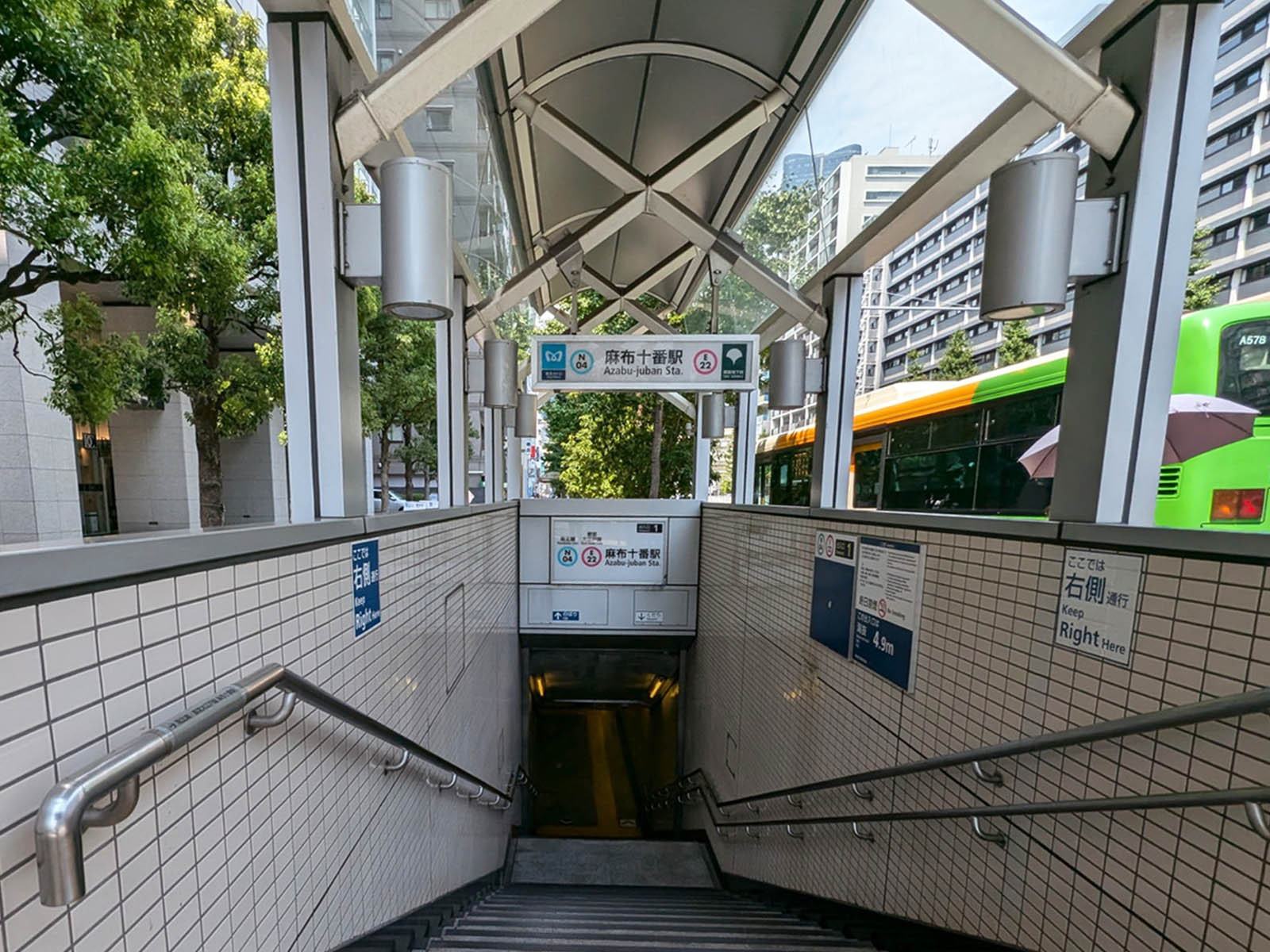 最寄りの「麻布十番駅」