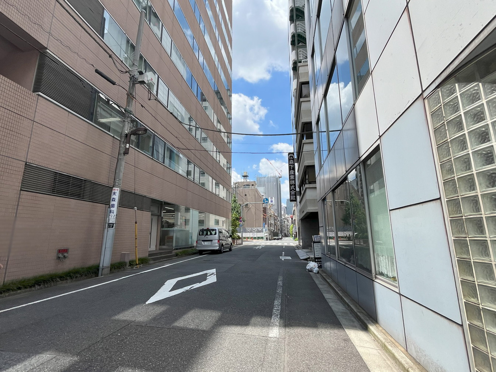 アチェロビル前面の通り