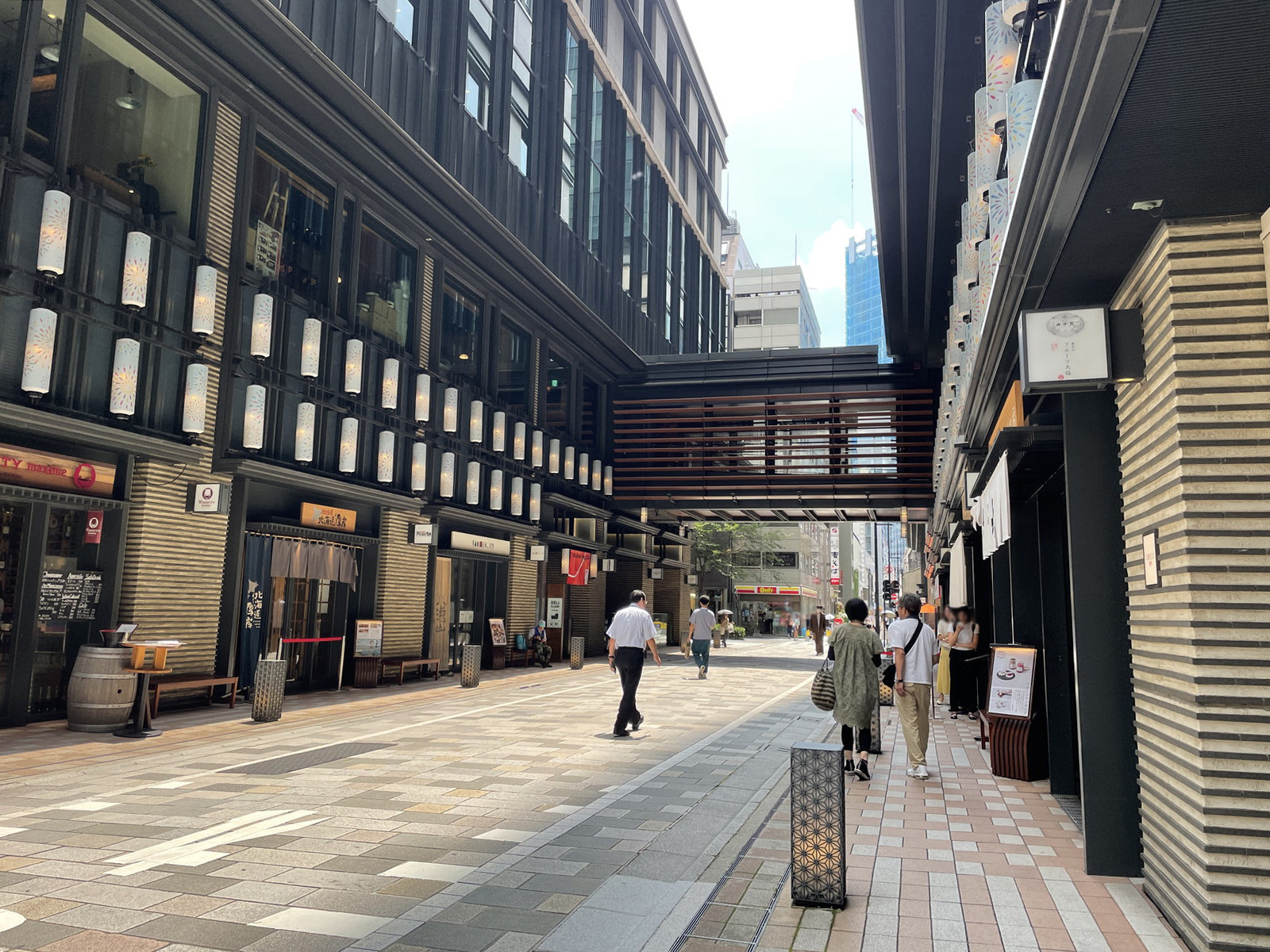 付近には飲食店が充実