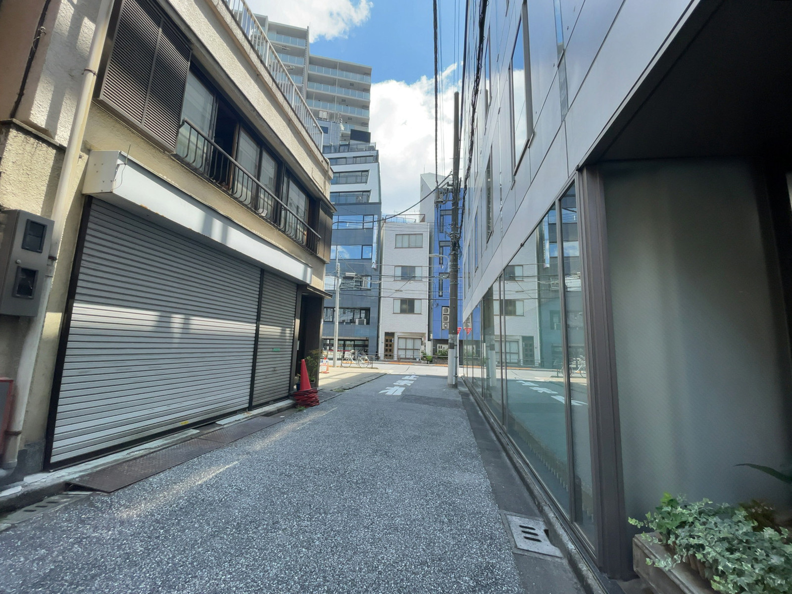 東西ビル東上野前面の通り