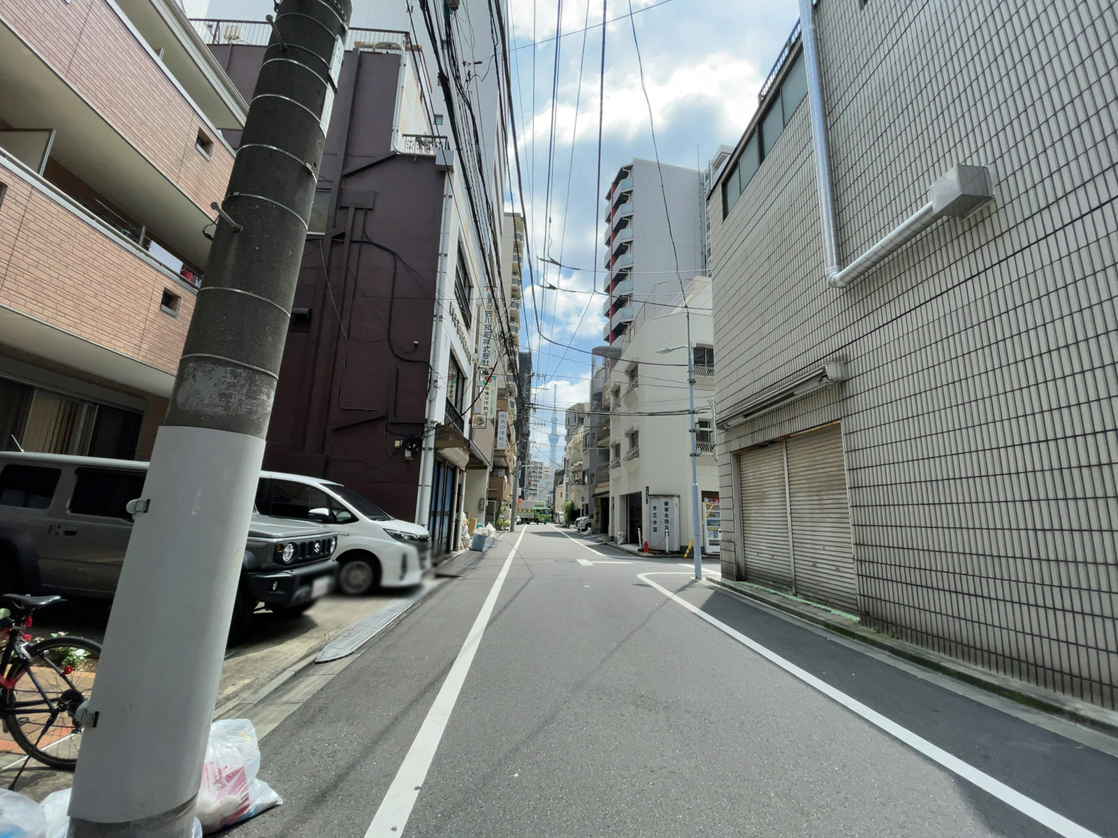 上原ビル前面の通り