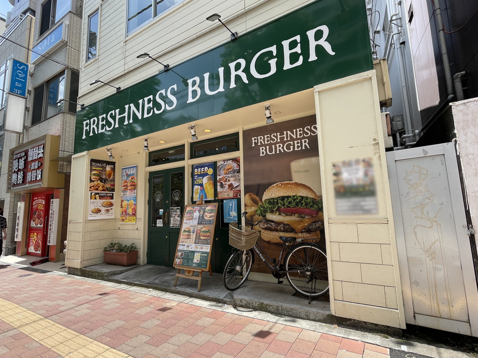 周辺には飲食店が点在