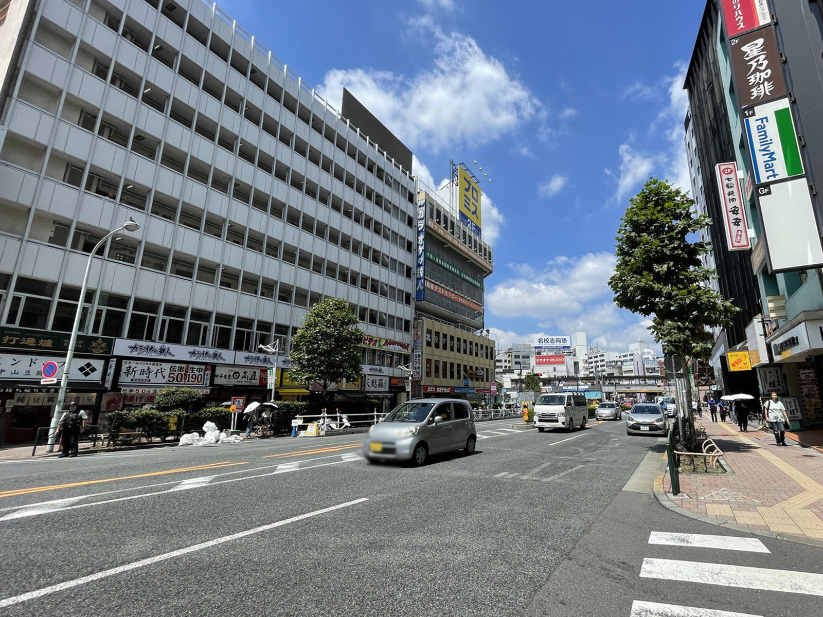 高田馬場ビル前面の通り