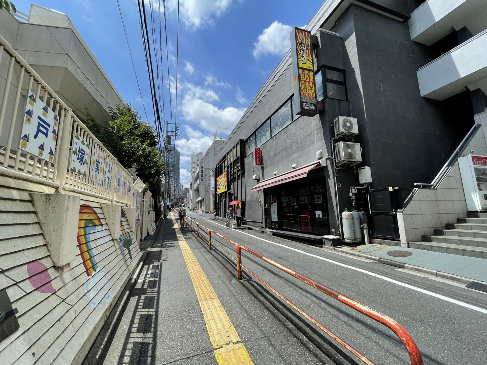 プラムスビル前面の通り
