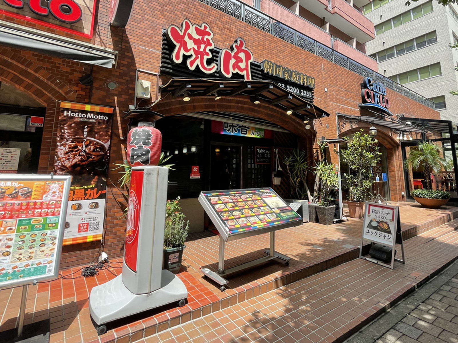 周辺は飲食店が点在