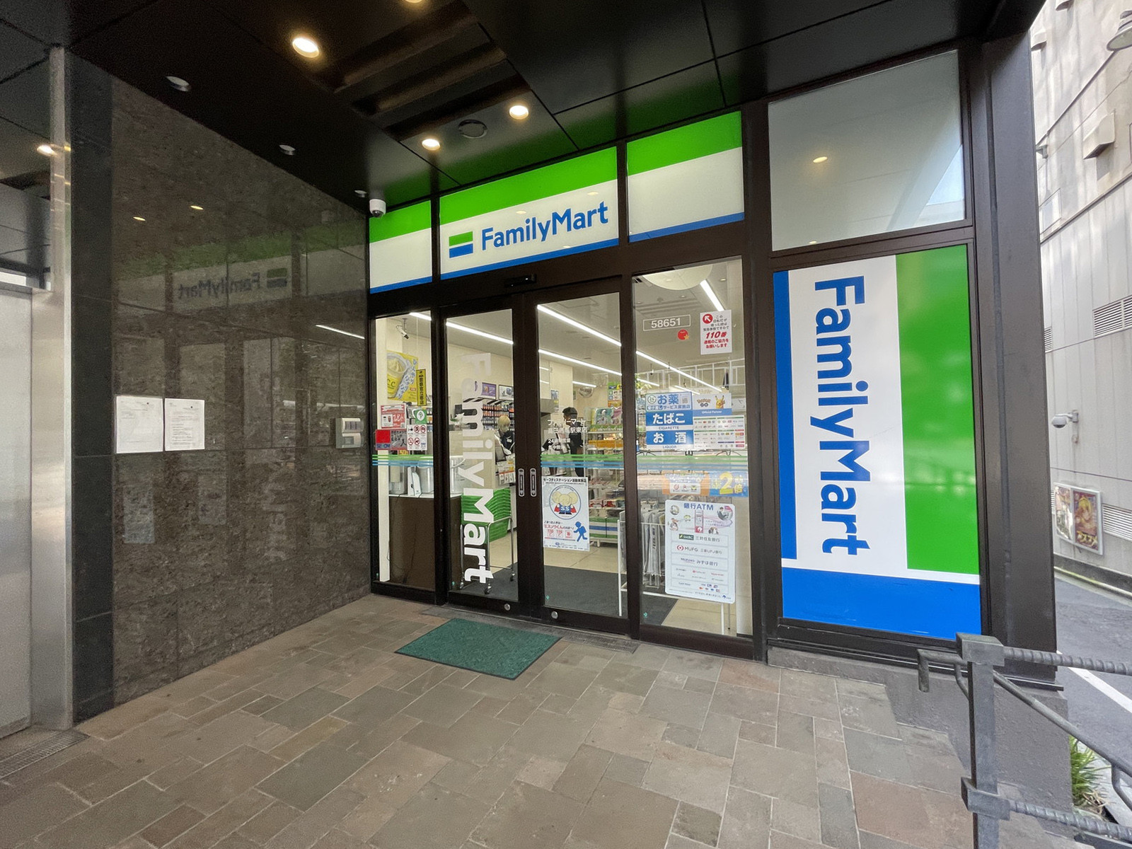 徒歩1分のファミリーマート高田馬場駅東店