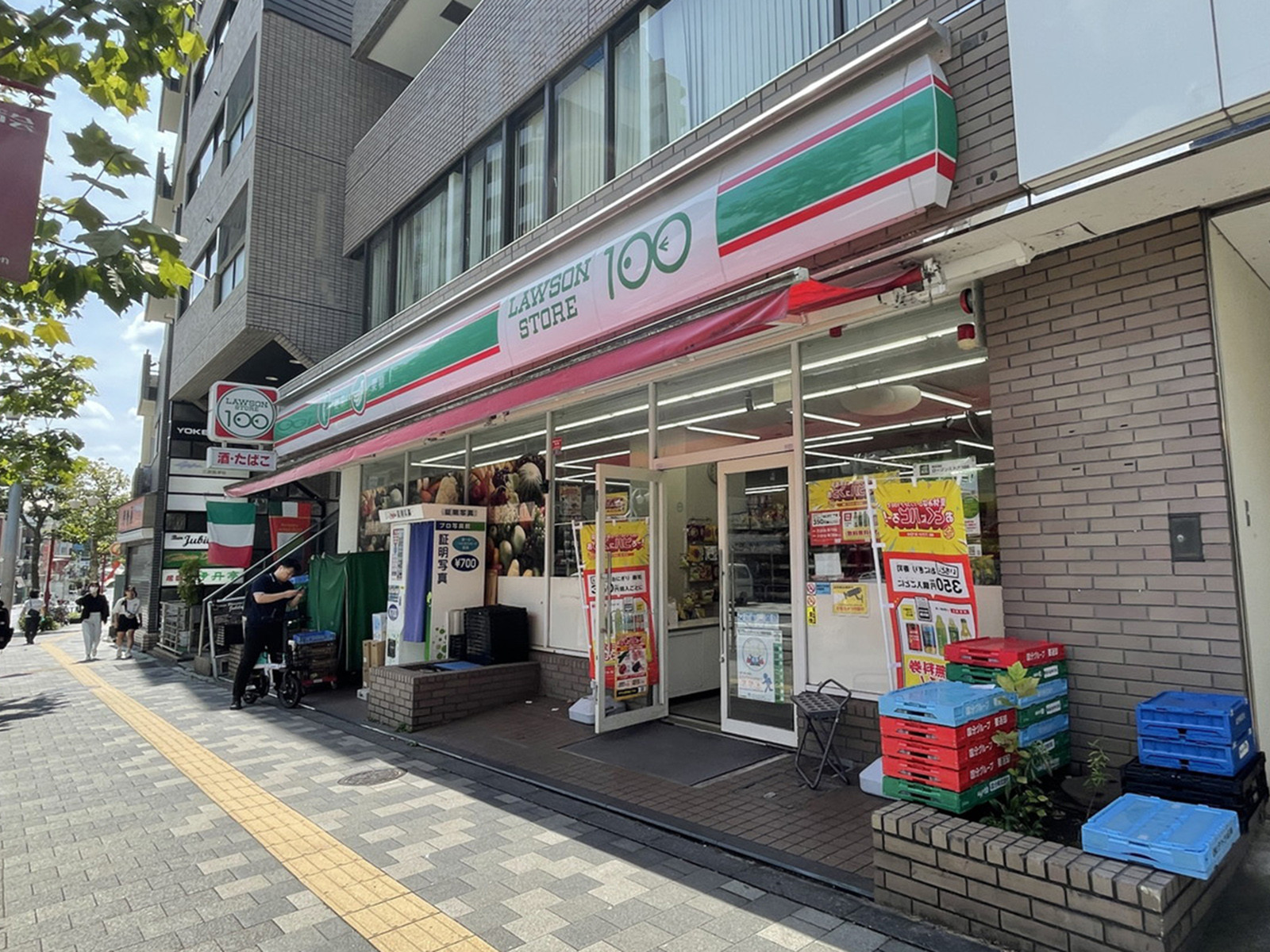 並びのローソンストア100 新宿早稲田通店