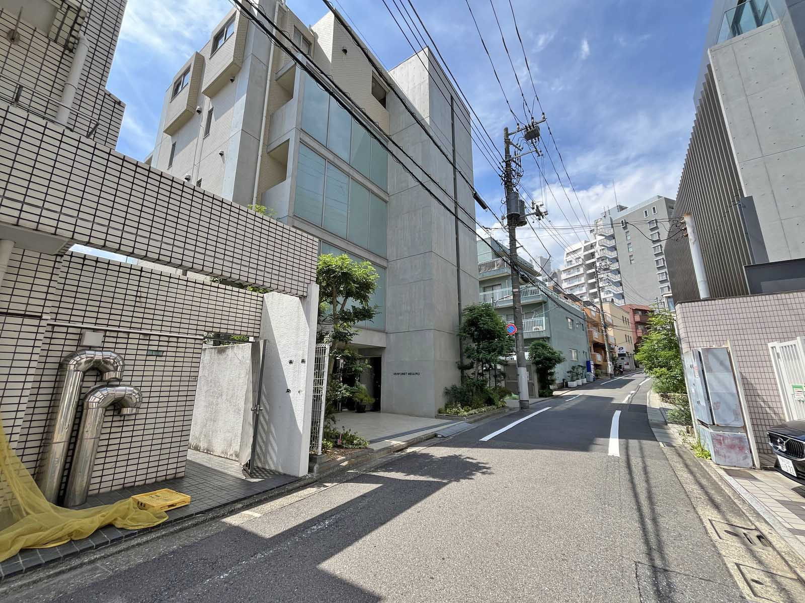 白金ビル前面通り