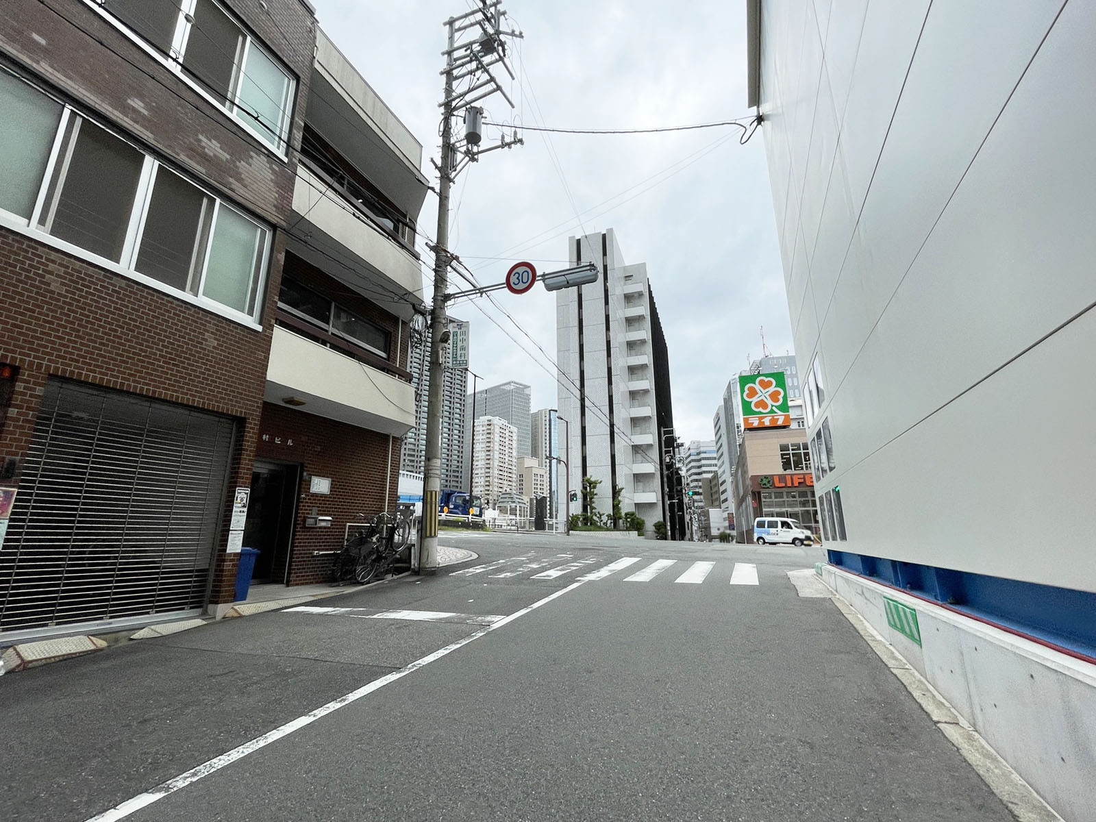 シフリードビル前面の通り