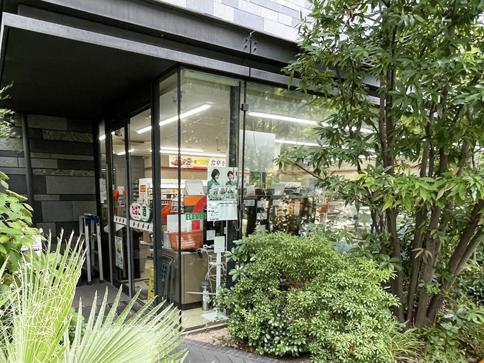 向かいのセブンイレブン 大阪土佐堀ダイビル店