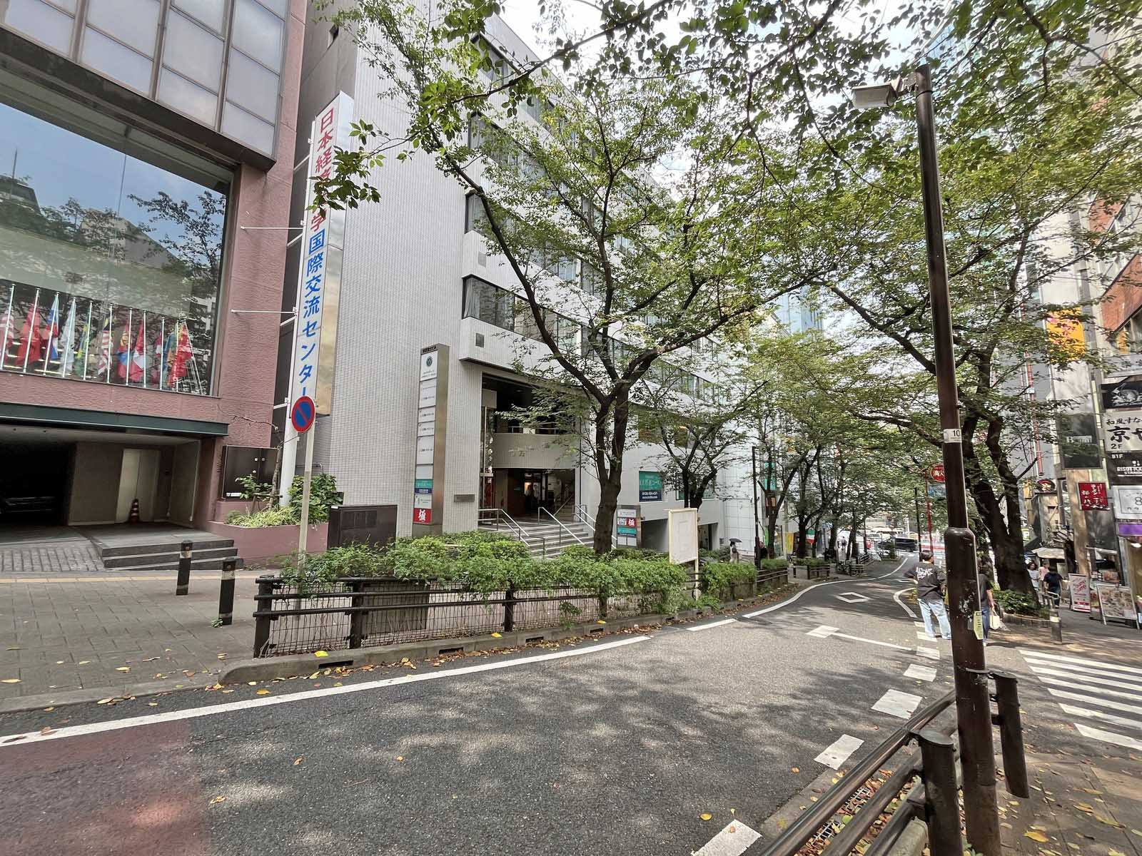 渋谷協栄ビル前面のさくら坂
