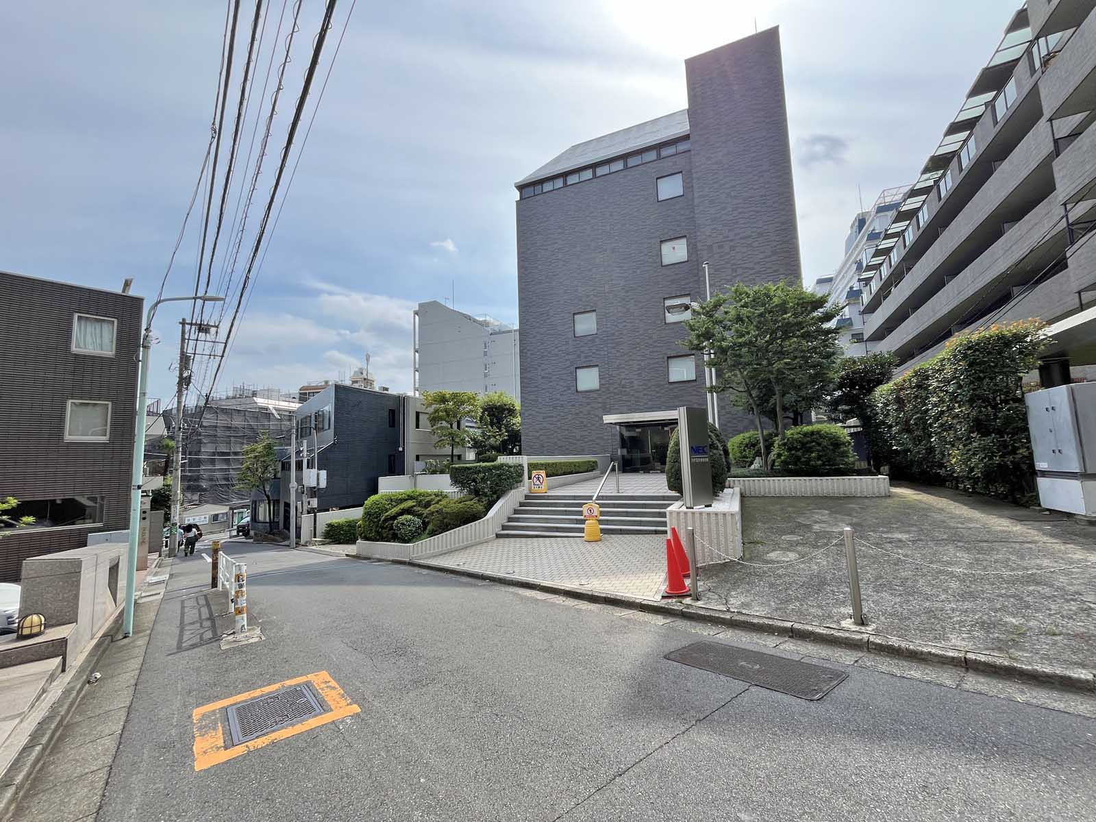 N.E.S.ビル前面通り