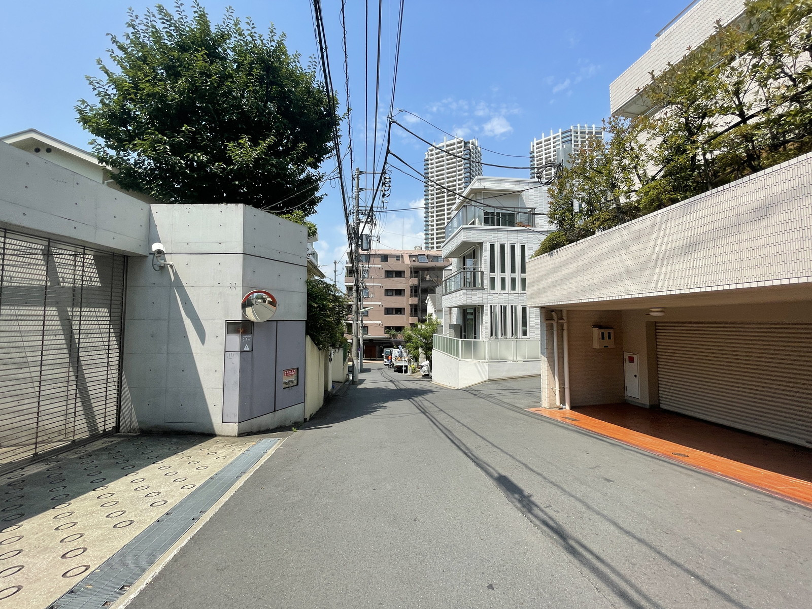 中丸ハウス前面の通り