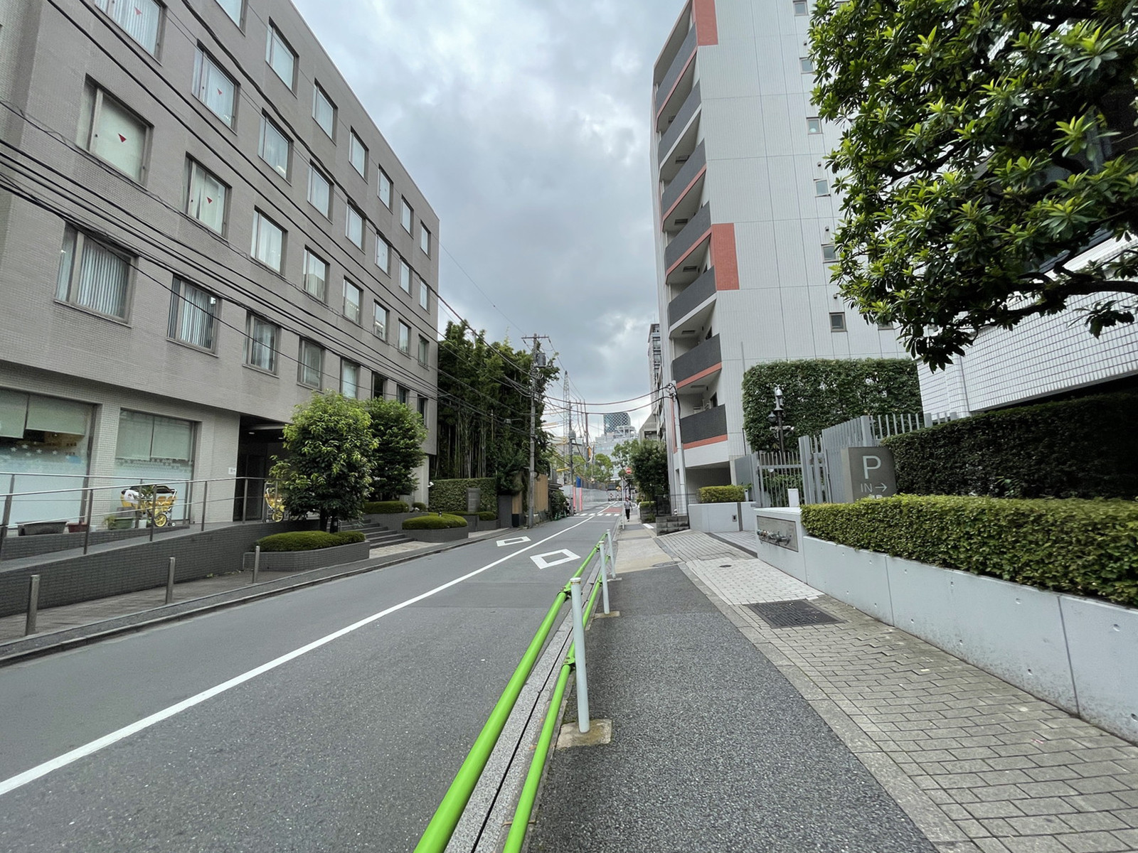 赤坂パークプラザビル前面の通り