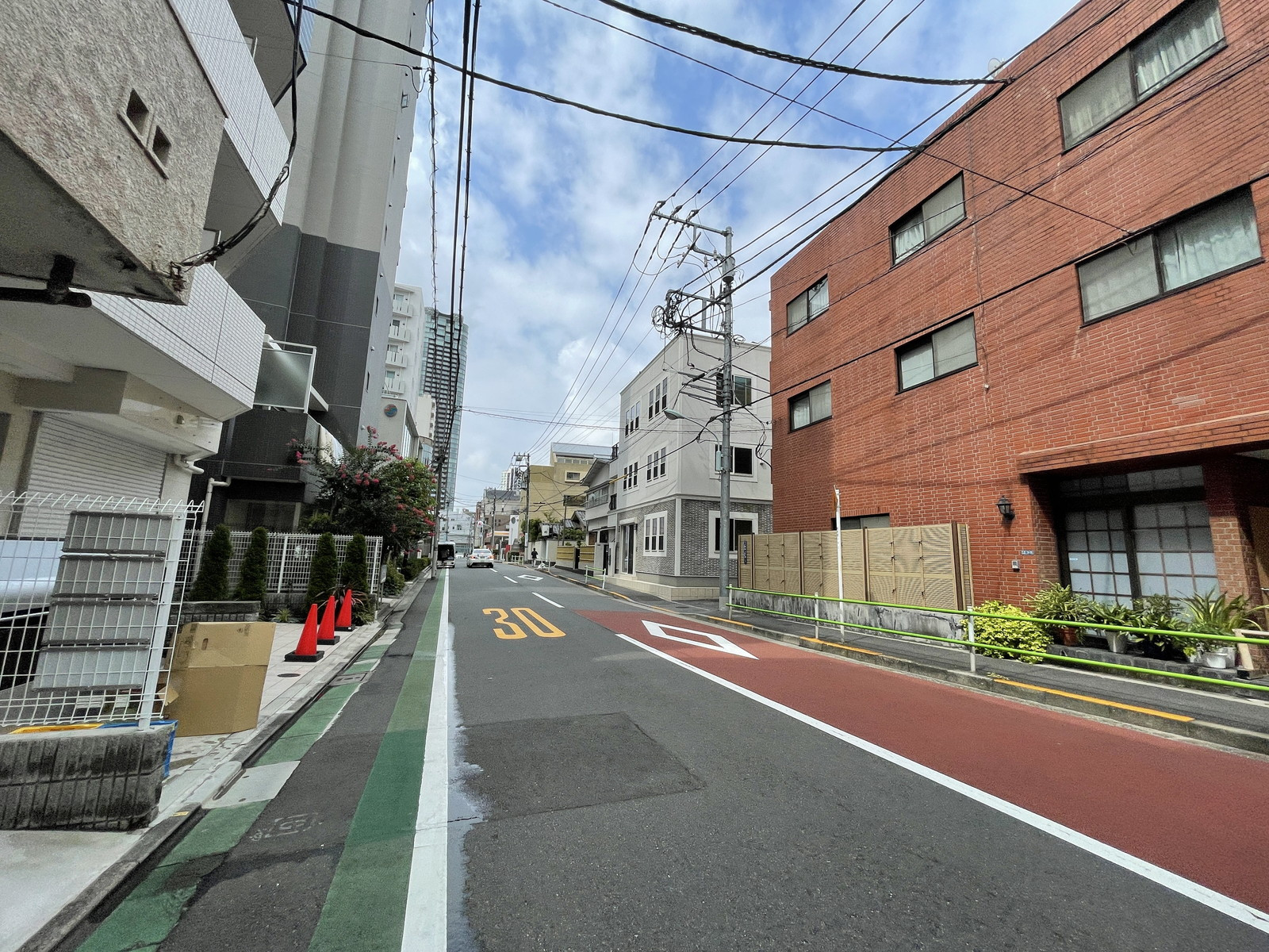 アカサカセブンスアヴェニュービル前面の通り