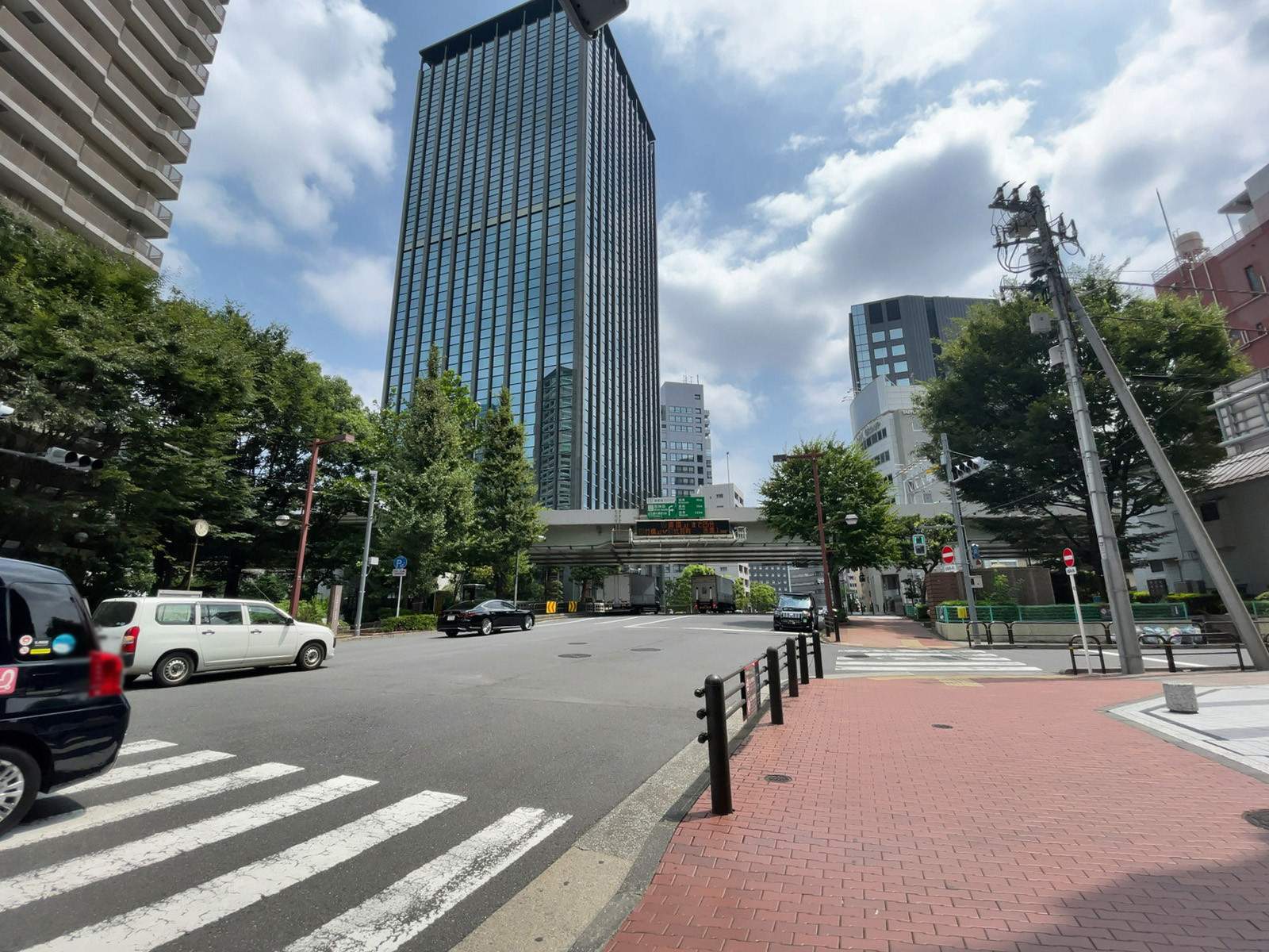 九段KAビル近くの専大通り