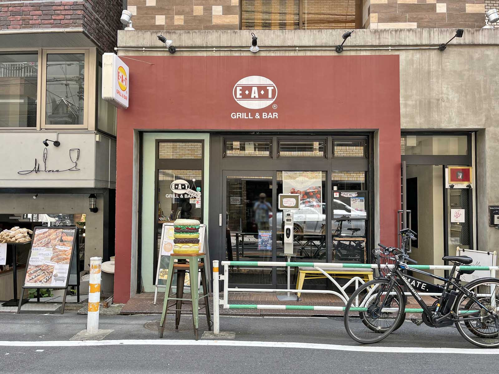 徒歩2分のE・A・T GRILL&BAR