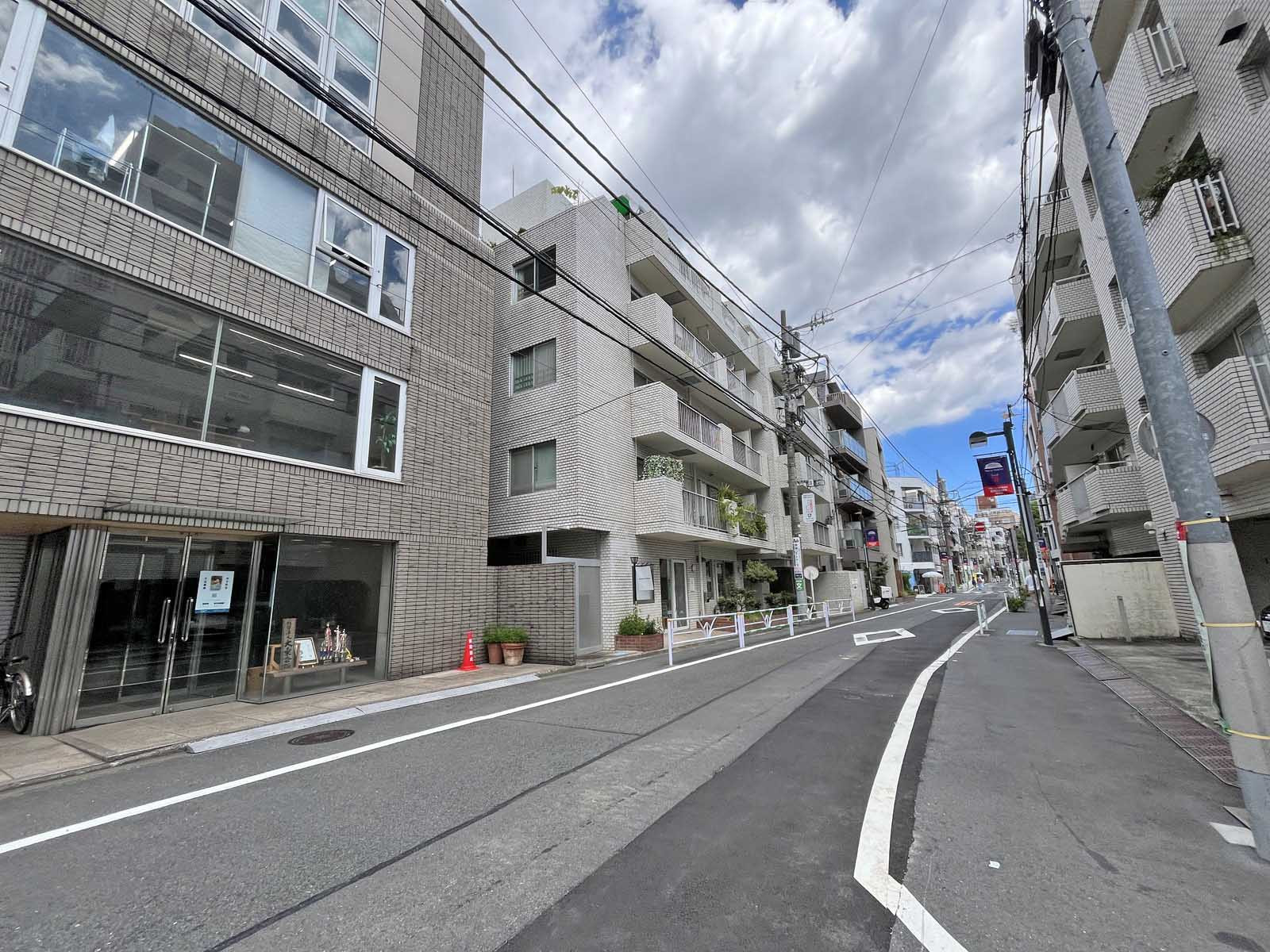千駄ヶ谷郵便局ビル前面通り