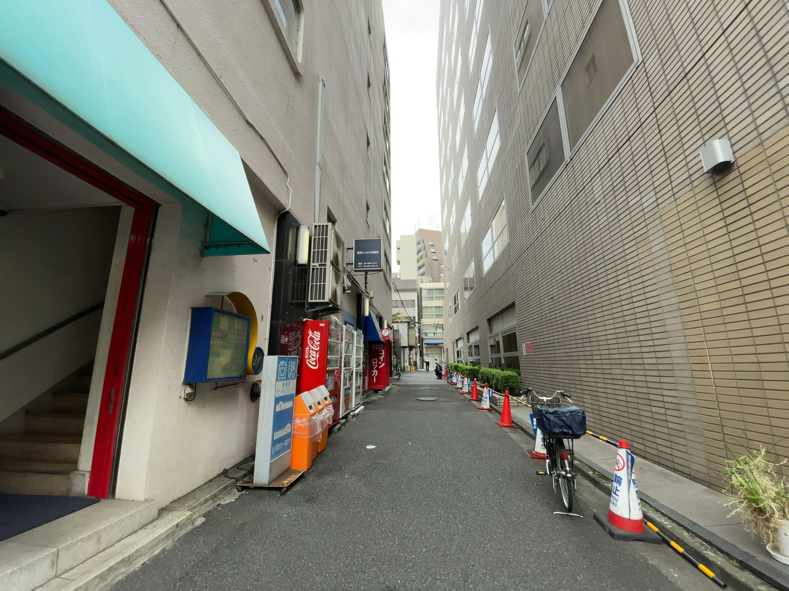 神田神保町二丁目ビル前面の通り