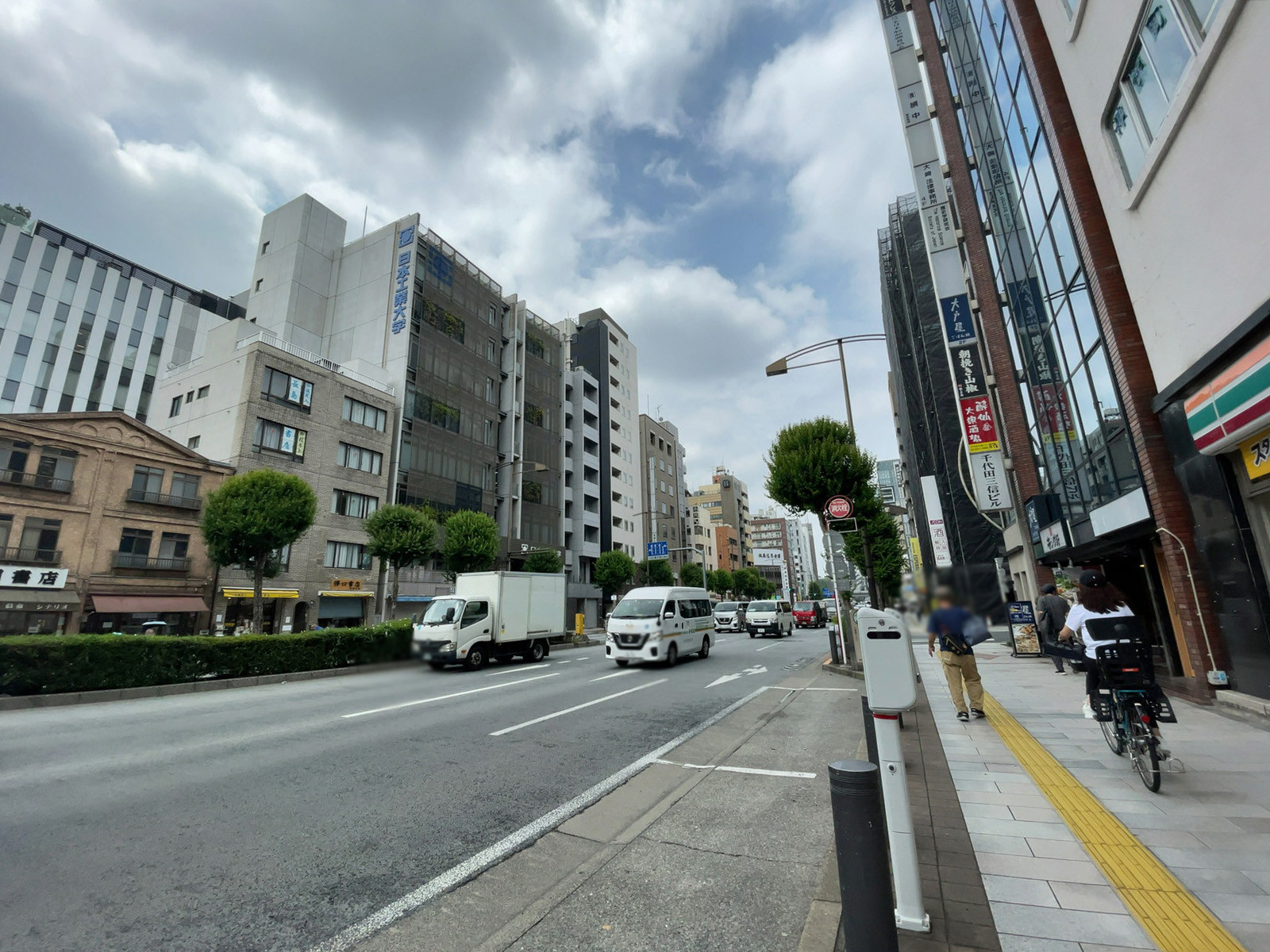 ビル前の靖国通り