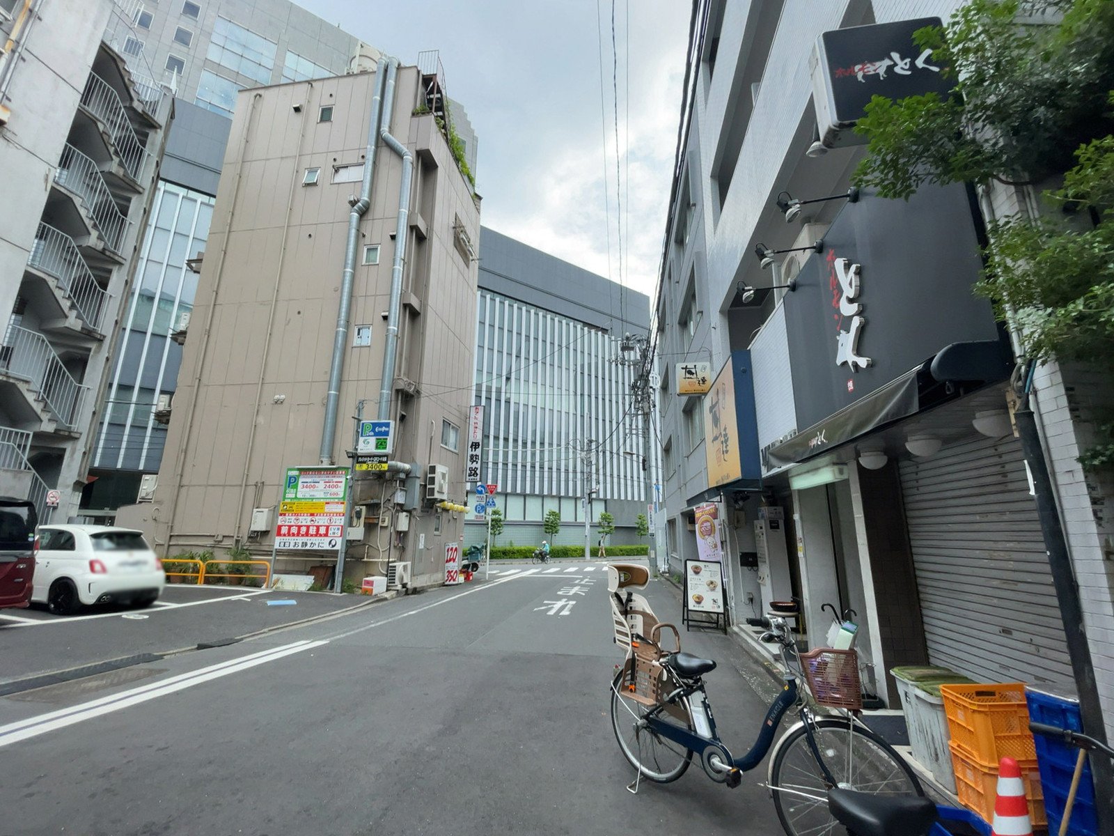 アイロン三崎町前面の通り
