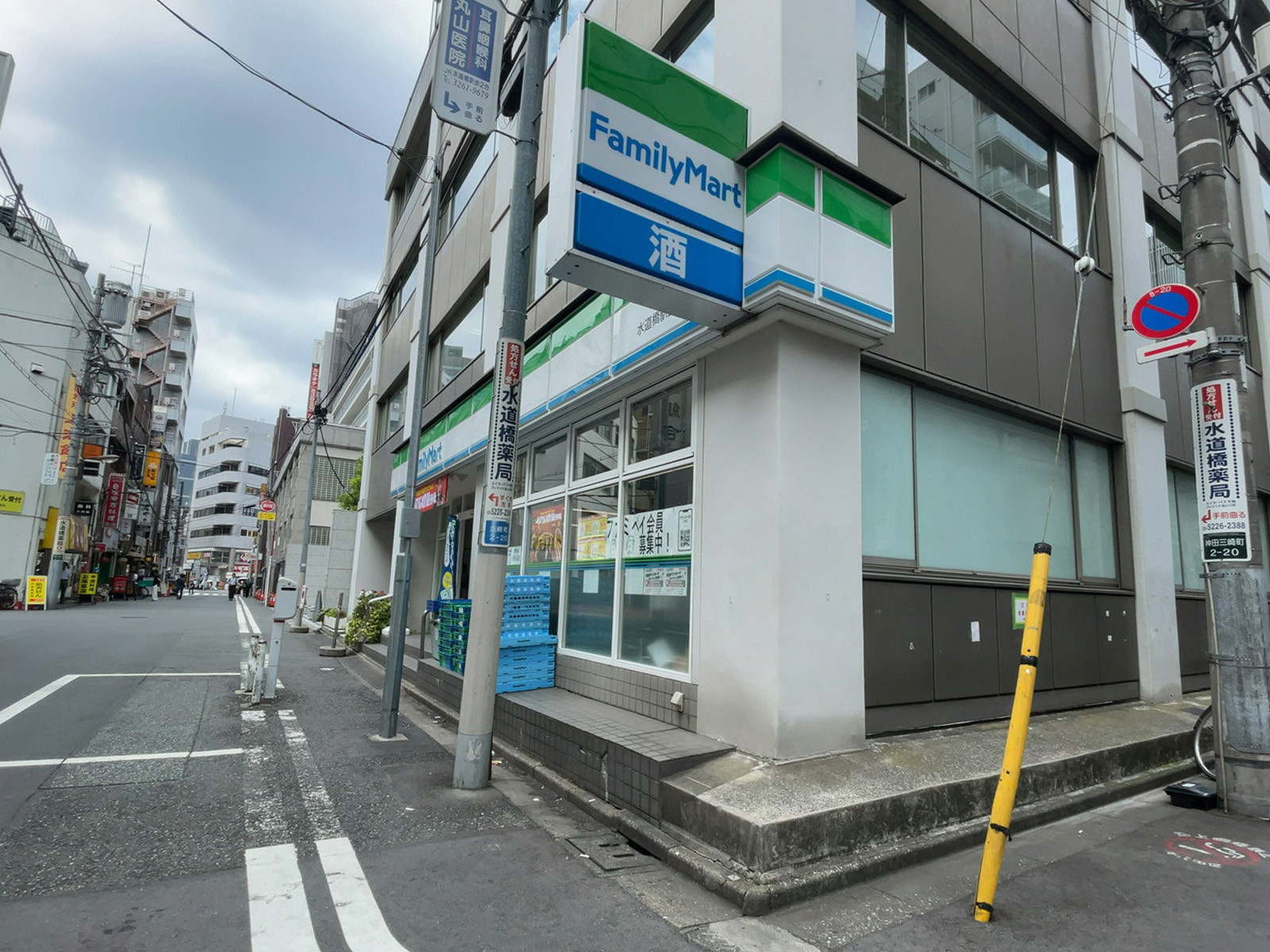 近くのファミリーマート 水道橋駅西口店.
