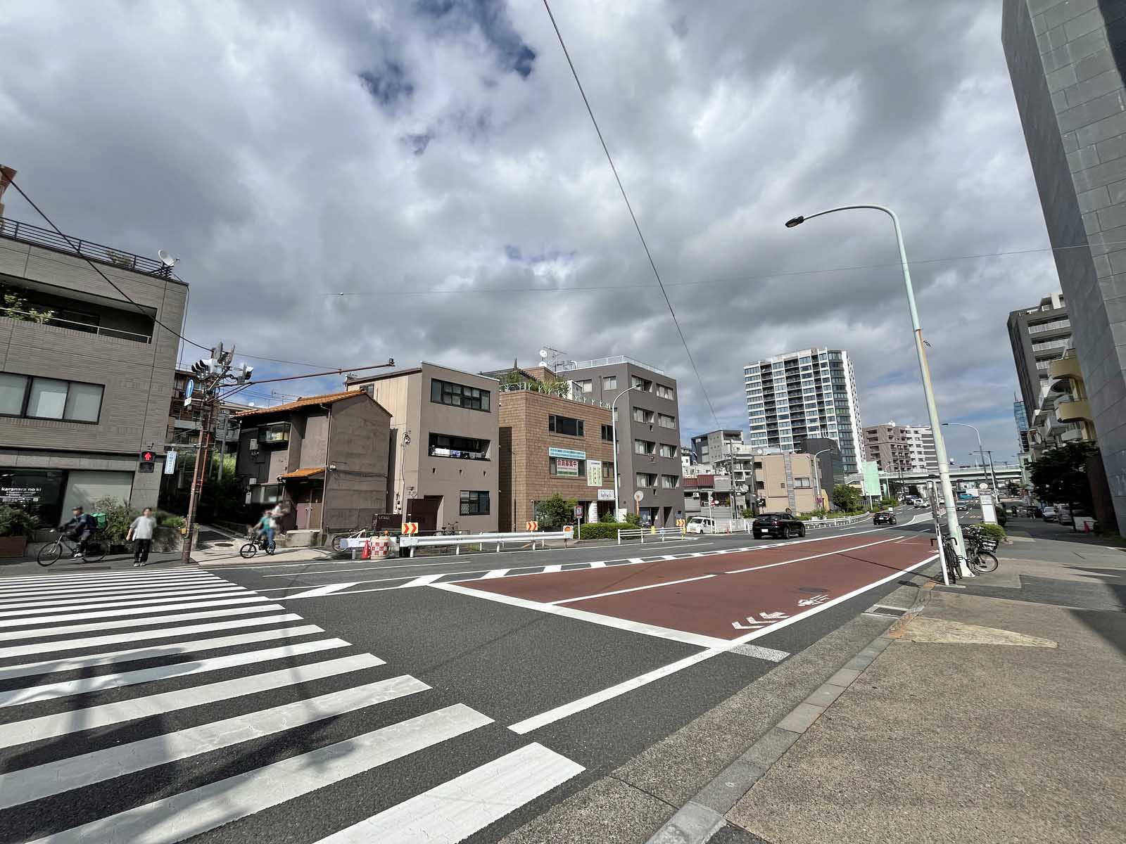 山崎ビル前面の井の頭通り