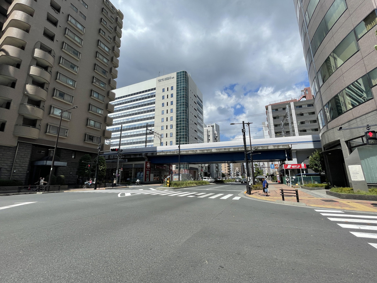 東京日産西五反田ビル前面の通り