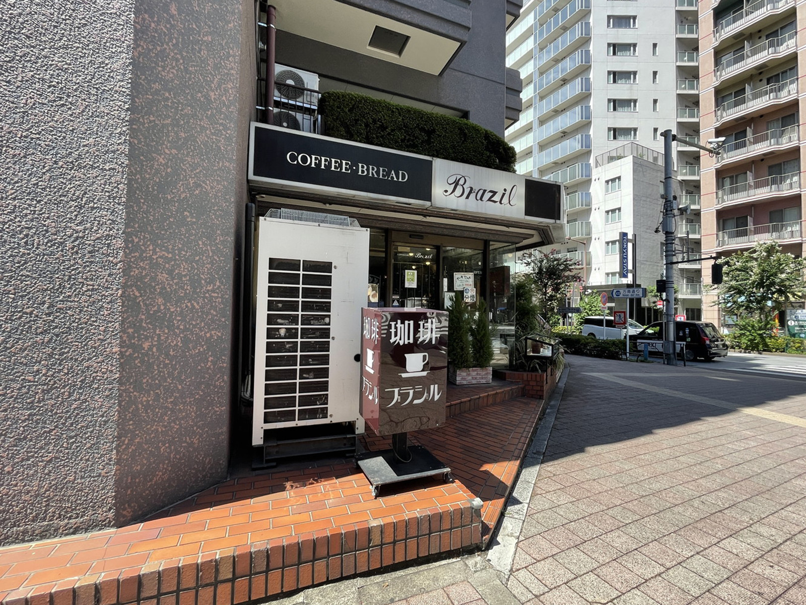 周辺には飲食店が点在
