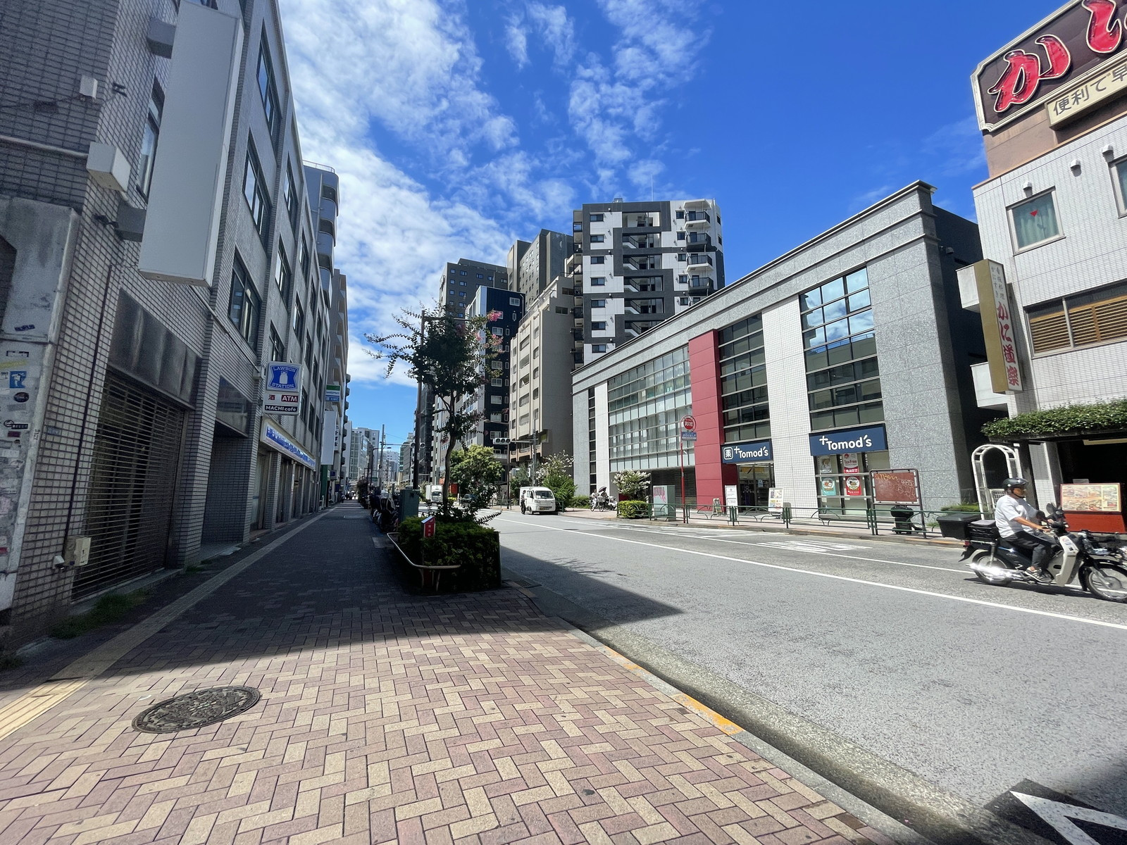 西新宿IKビル前面の通り