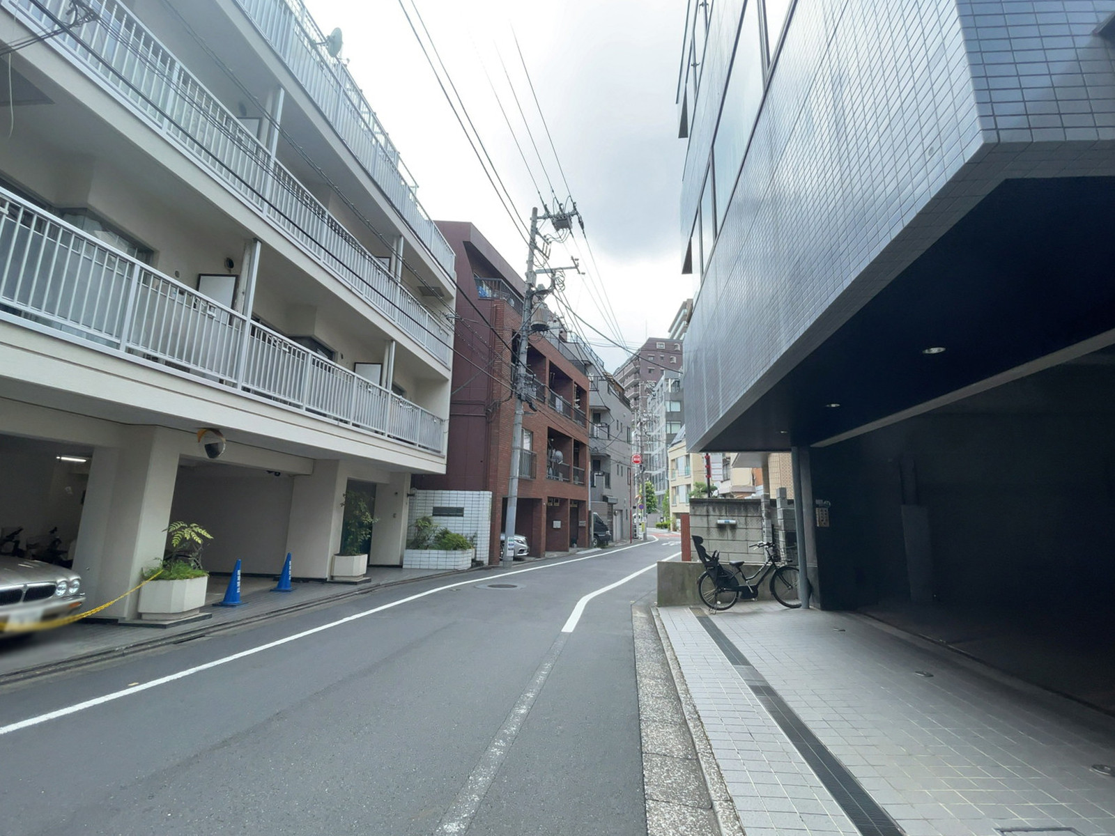 ユシマレミエビル前面の通り