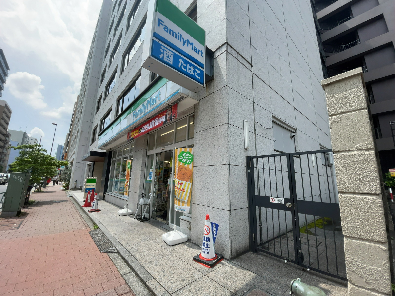 近くのファミリーマート 湯島三丁目店