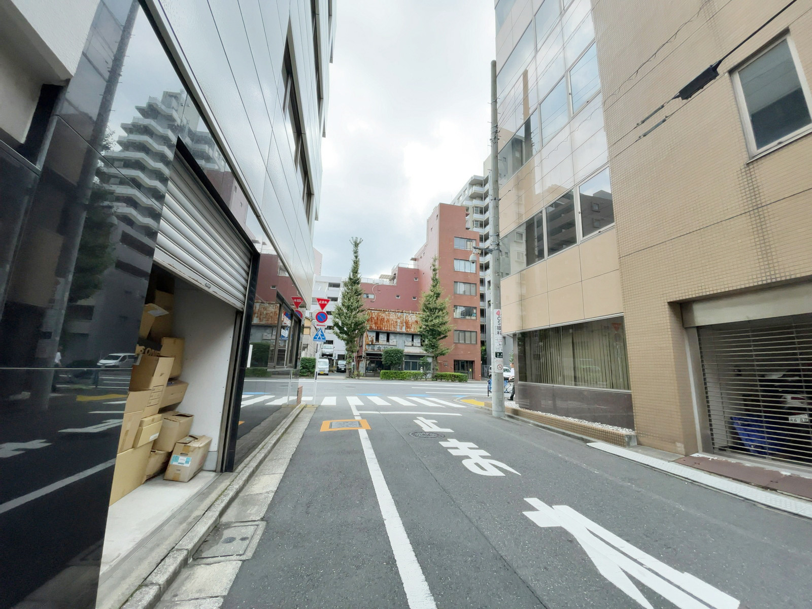 桝水ビル前面の通り