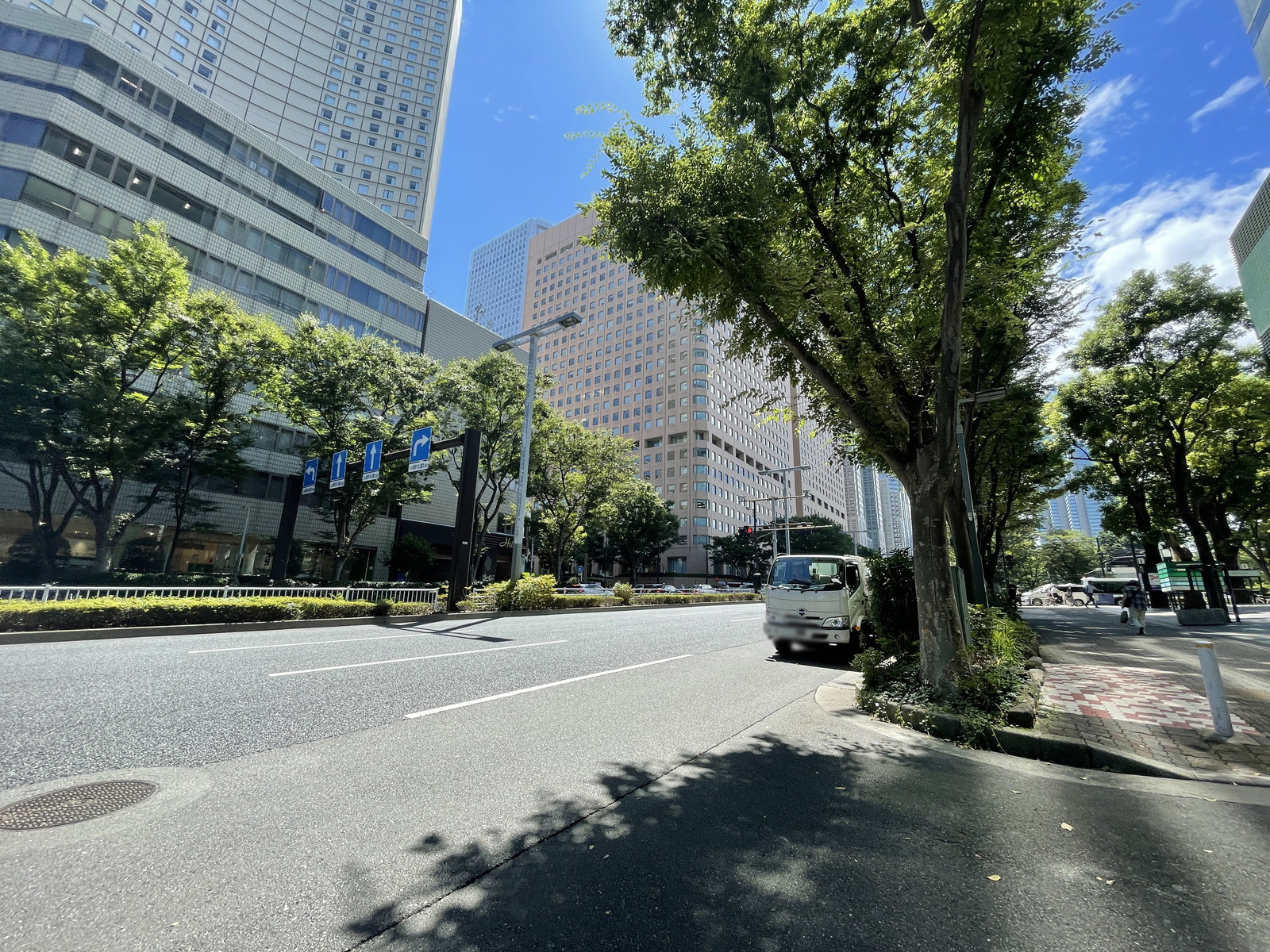 新宿国際ビルディング 新館前面の通り
