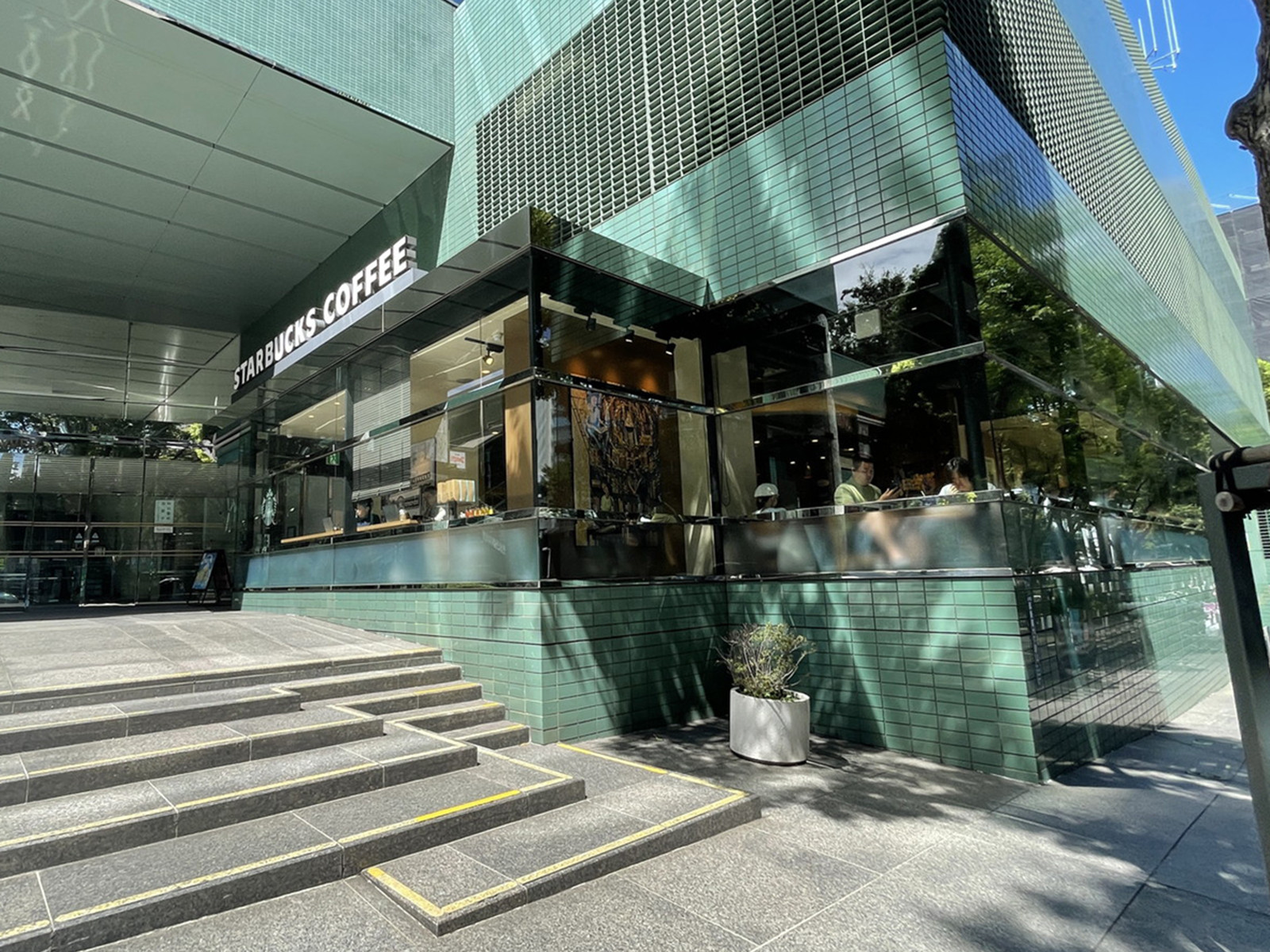 徒歩2分のスターバックスコーヒー新宿グリーンタワービル店
