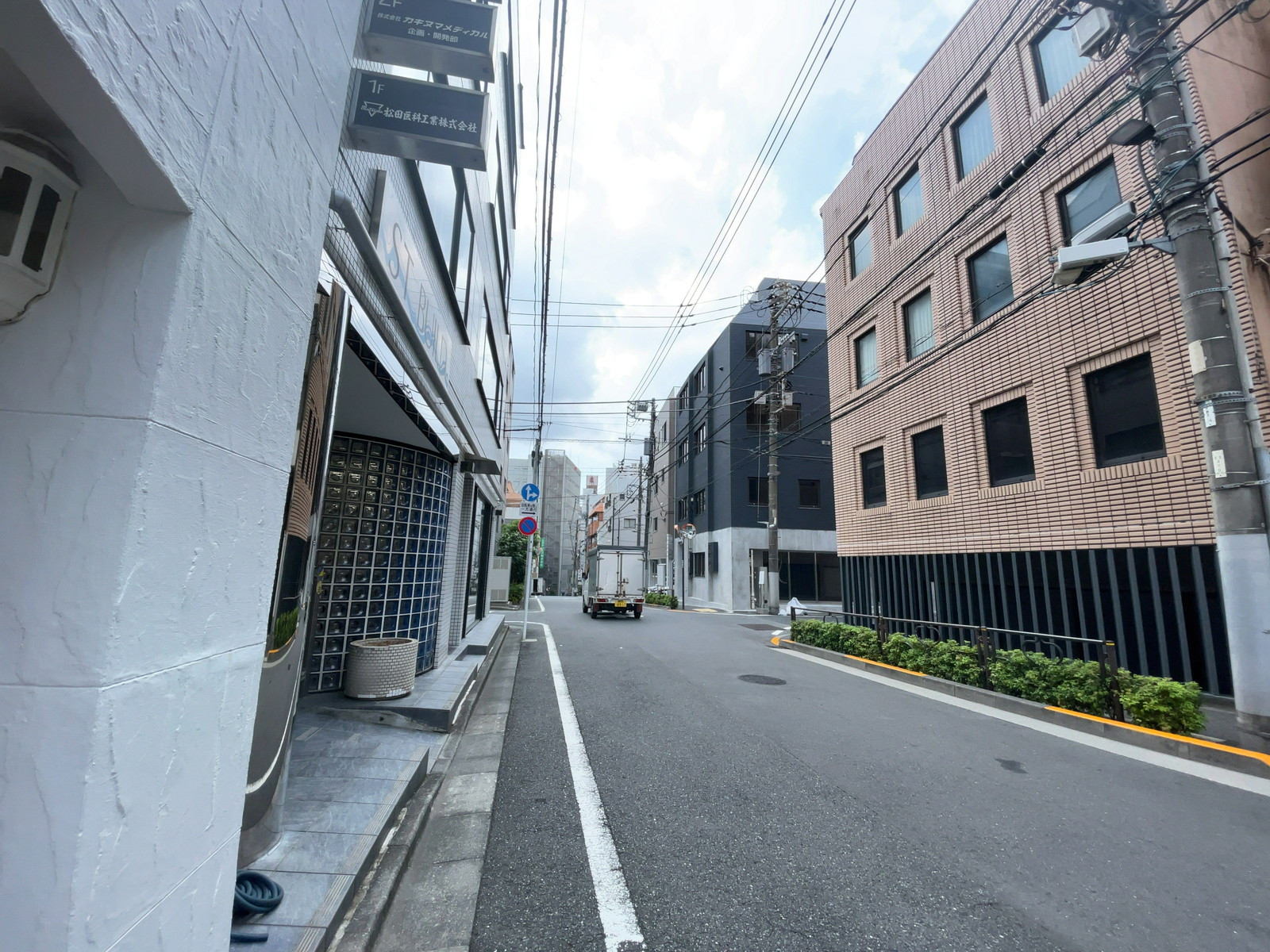 湯島2丁目1棟貸事務所前面の通り