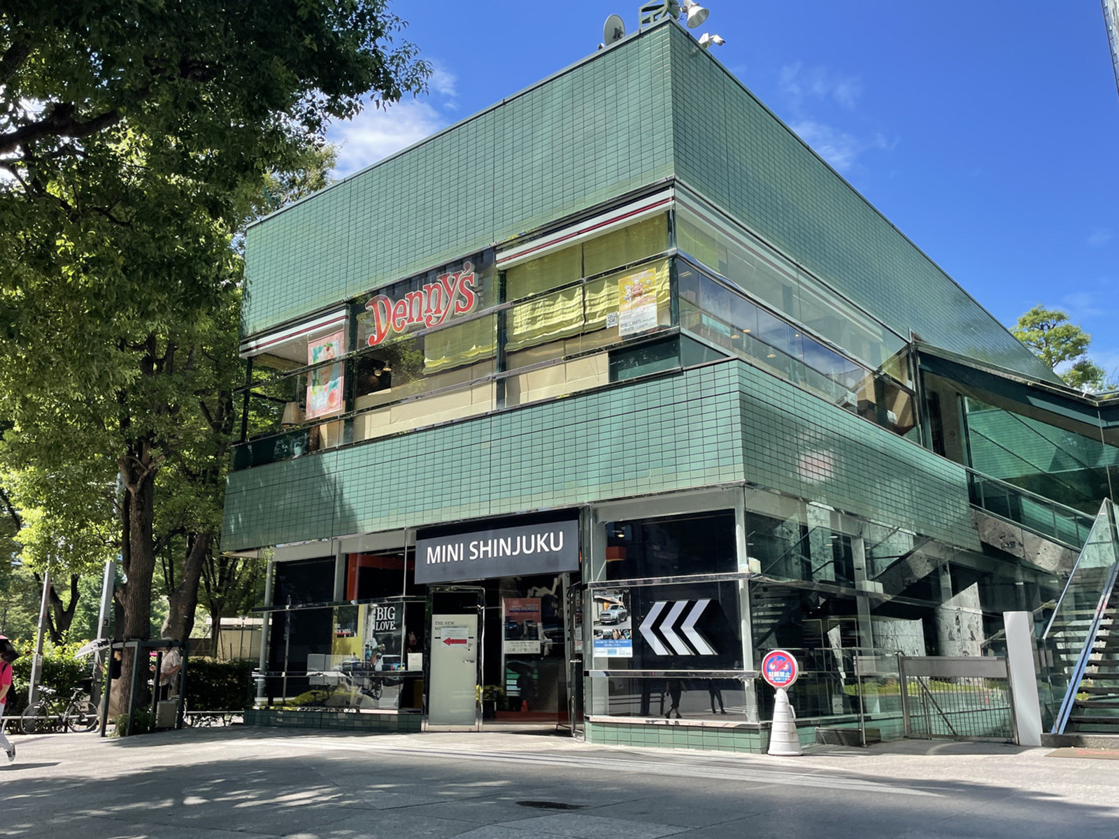 徒歩2分のデニーズ 新宿中央公園店