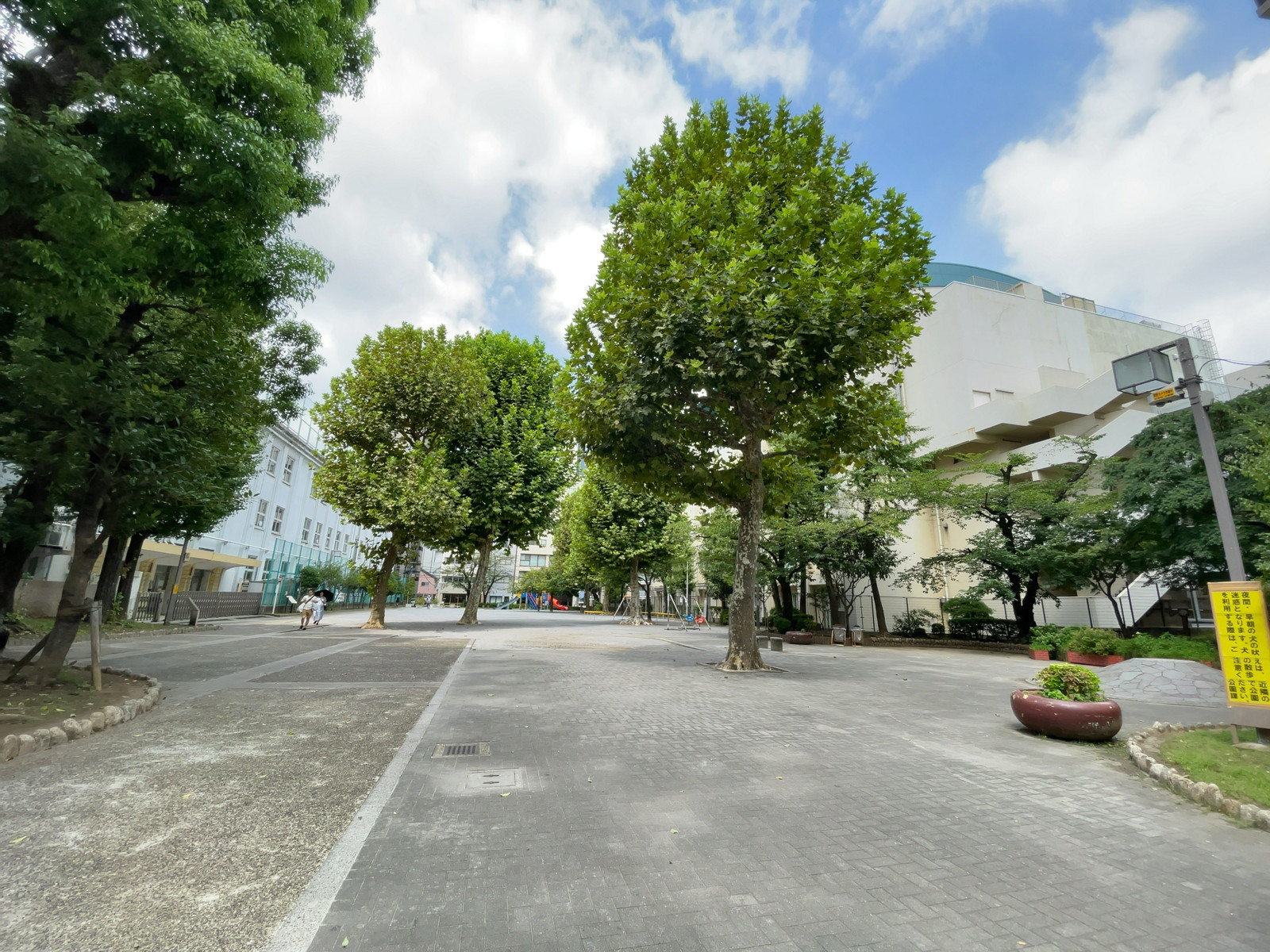 徒歩1分の柳北公園