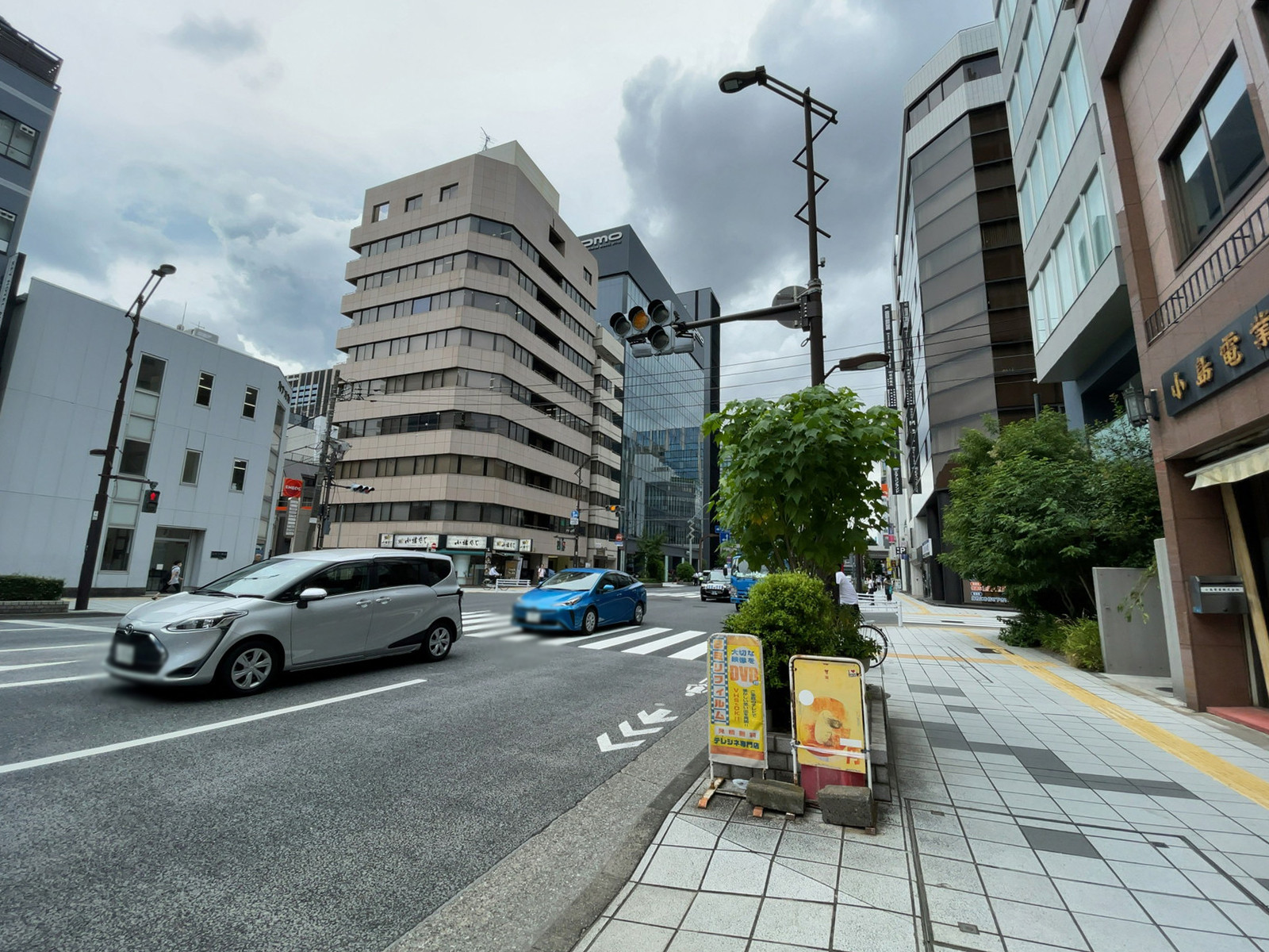 TOビル前面の通り