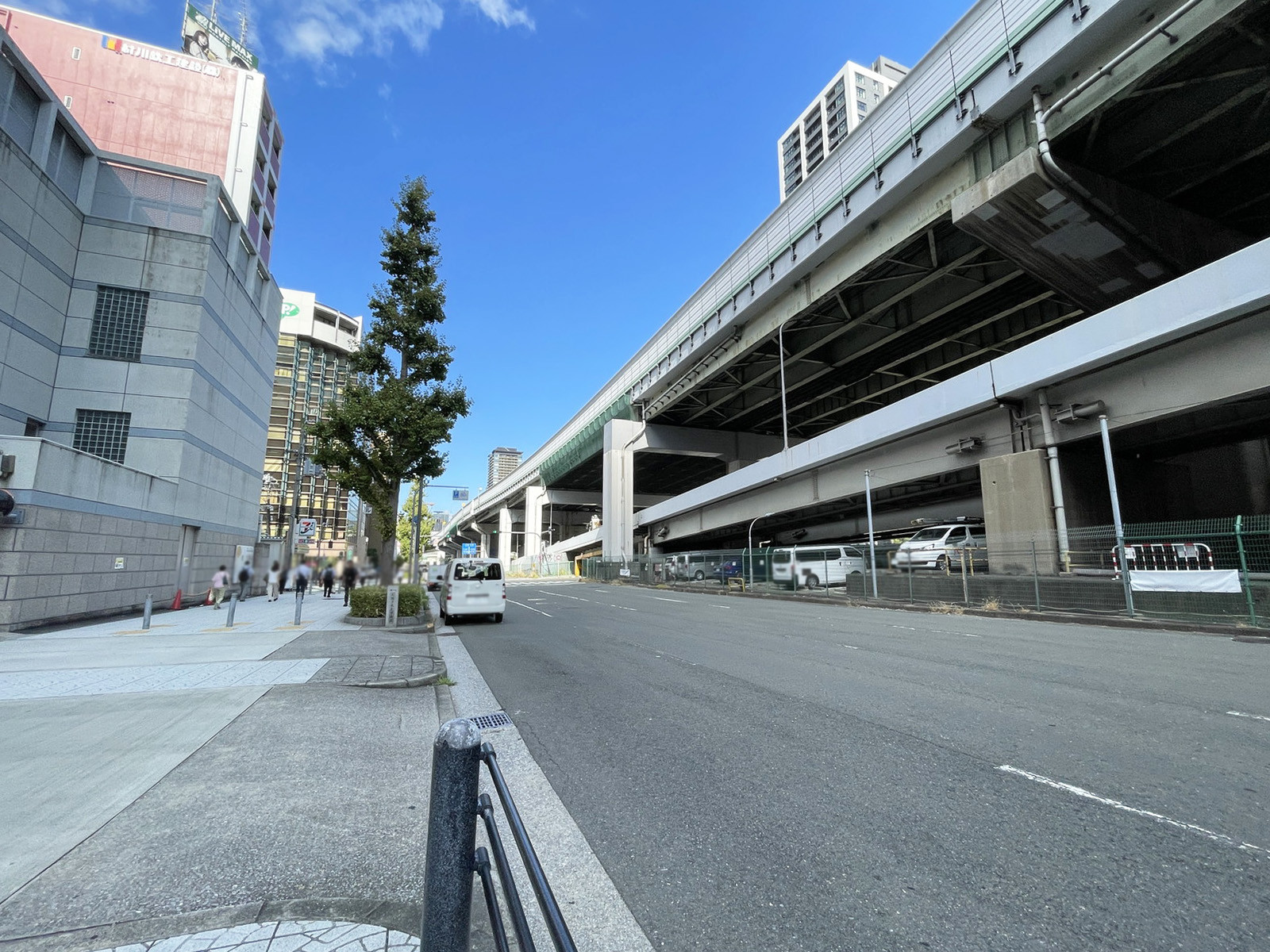 AXIS谷町ビル前面の通り