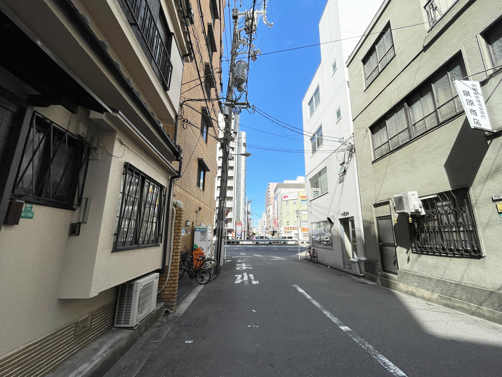 クリスタルコートNAMBA前面の通り