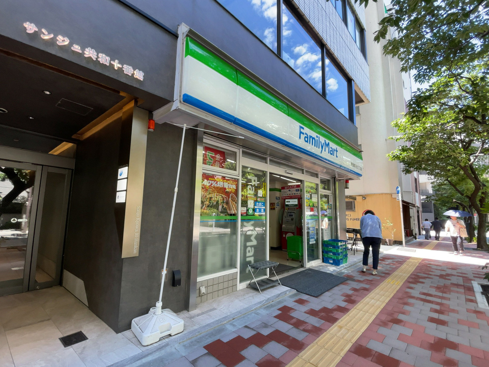 徒歩1分のファミリーマート 神田駿河台三丁目店