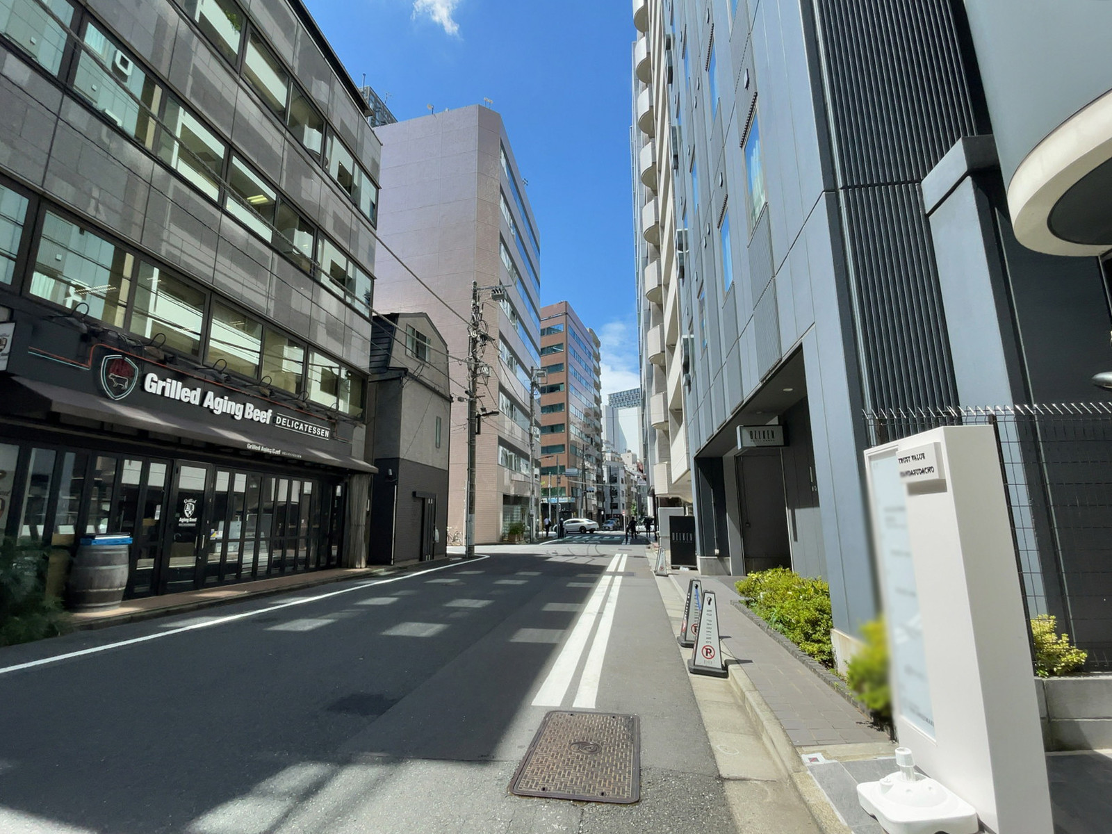 Biz Feel KANDA前面の通り