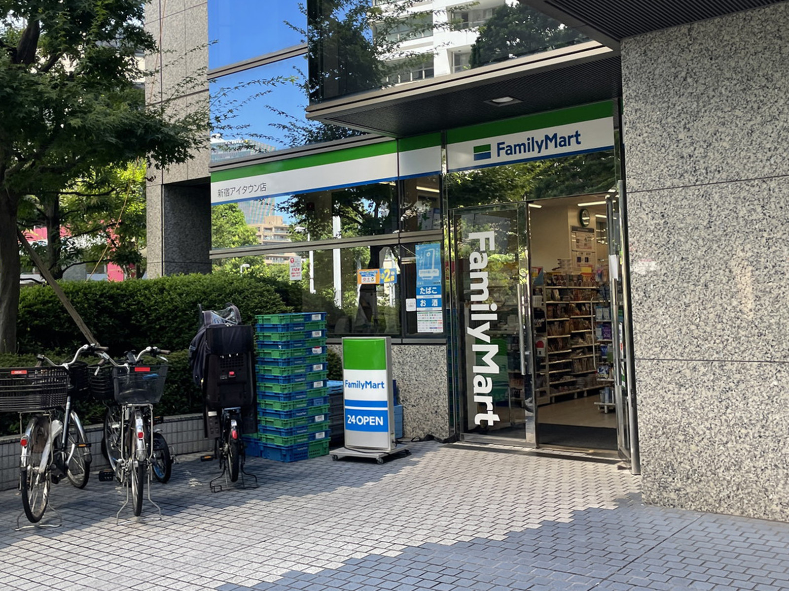 徒歩1分のファミリーマート 新宿アイタウン店
