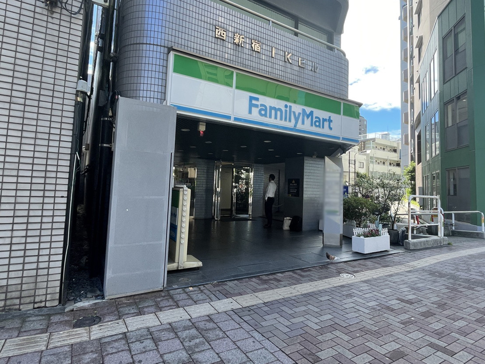 徒歩2分のファミリーマート サンズ西新宿店