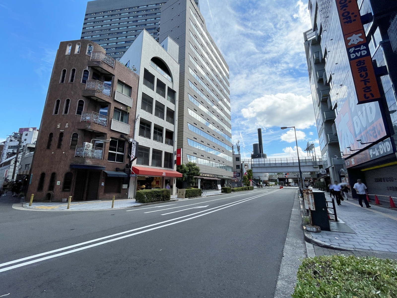 なんば西島ビル前面の通り